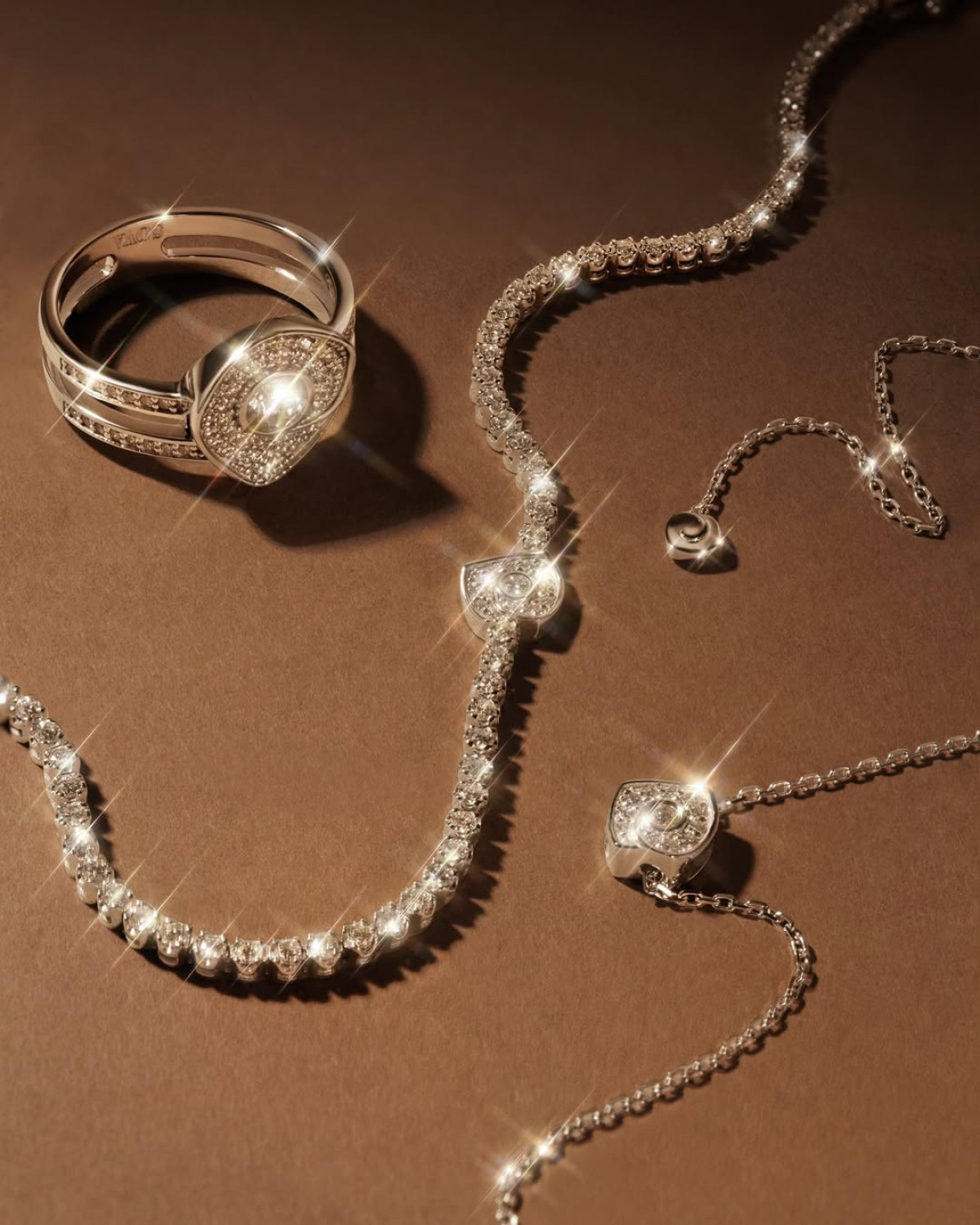 Стильні новорічні аксесуари 2026: актуальні сережки, браслети-теніс, перли та рубіни.
7