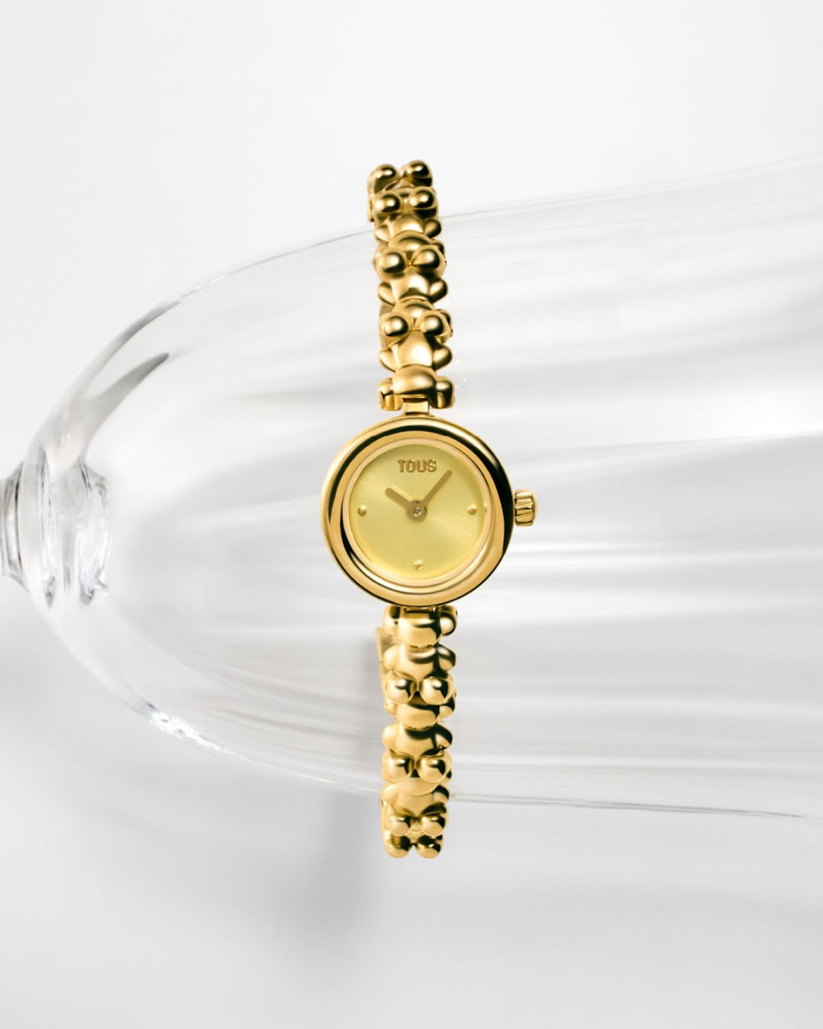 Стильні новорічні аксесуари 2026: актуальні сережки, браслети-теніс, перли та рубіни.
34