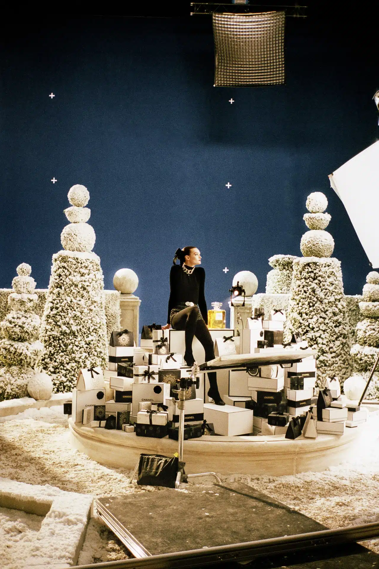 CHANEL: Зоряне сяйво святкової колекції макіяжу 2025
25