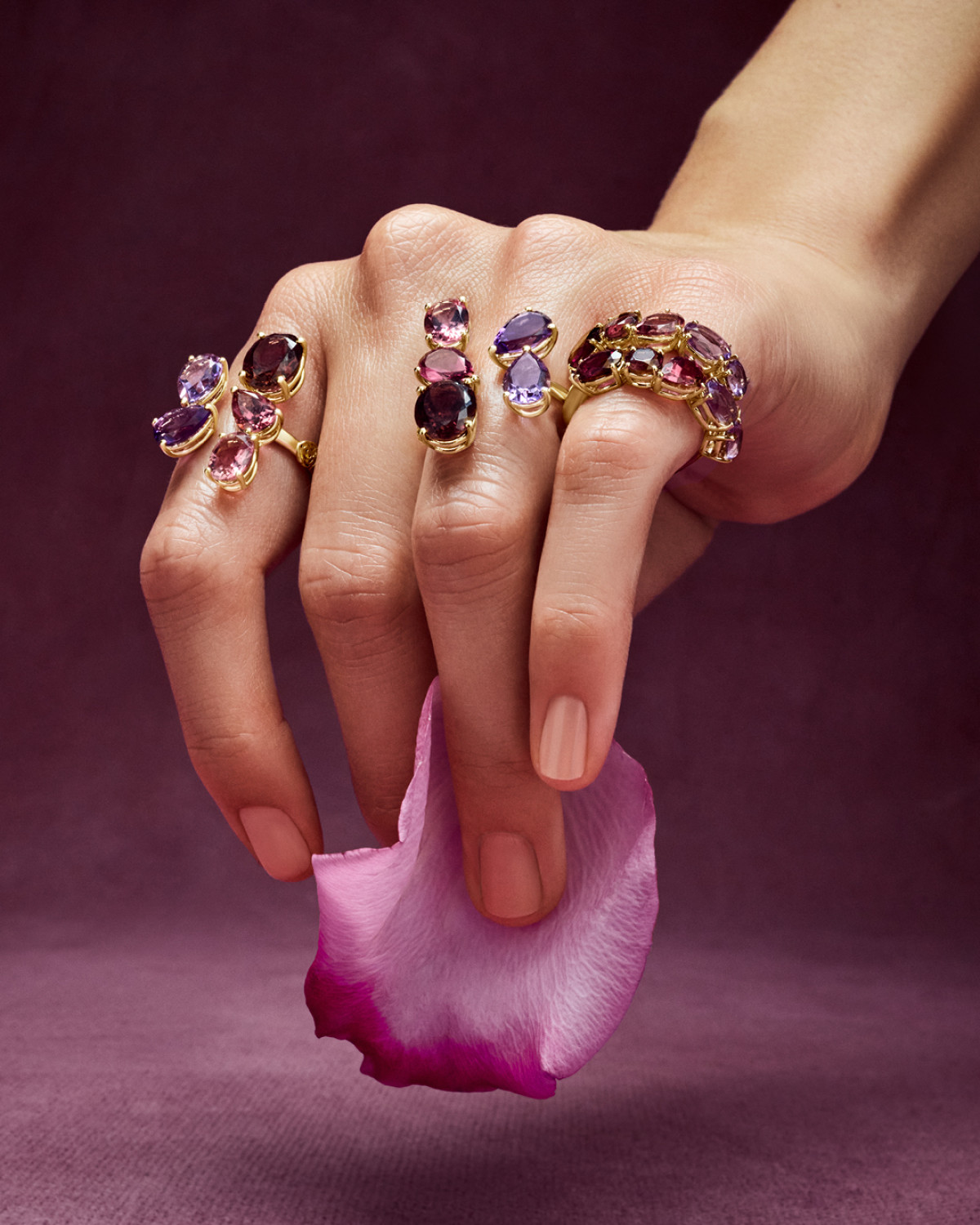 Стильні новорічні аксесуари 2026: актуальні сережки, браслети-теніс, перли та рубіни.
36