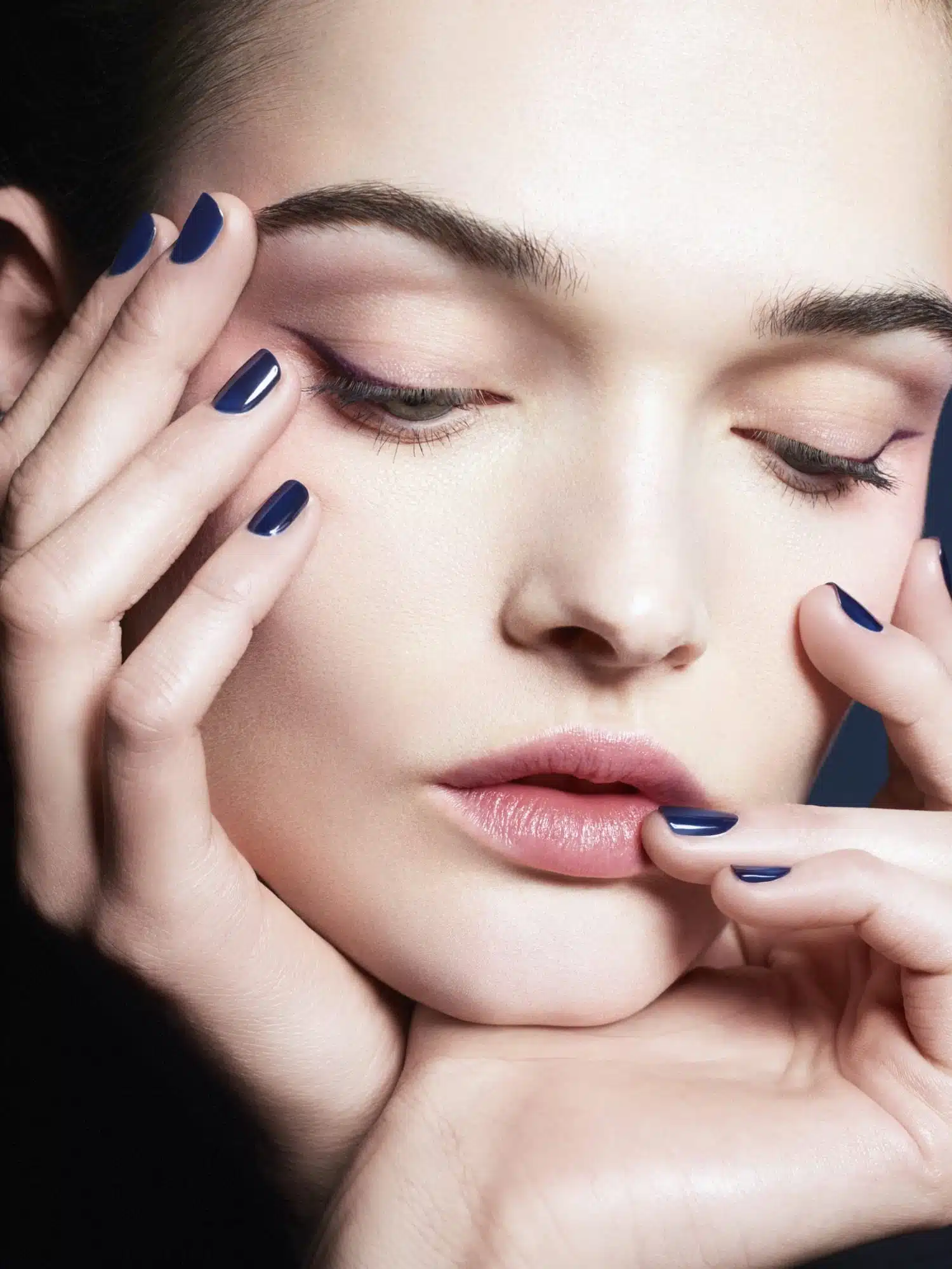 CHANEL: Зоряне сяйво святкової колекції макіяжу 2025
2