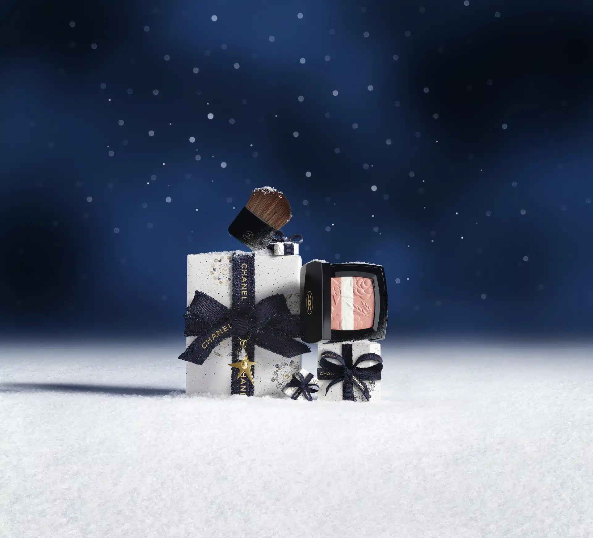 CHANEL: Зоряне сяйво святкової колекції макіяжу 2025
22