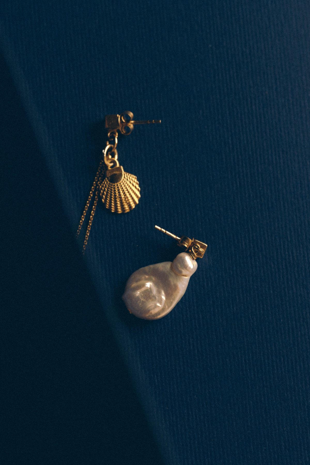 Стильні новорічні аксесуари 2026: актуальні сережки, браслети-теніс, перли та рубіни.
39