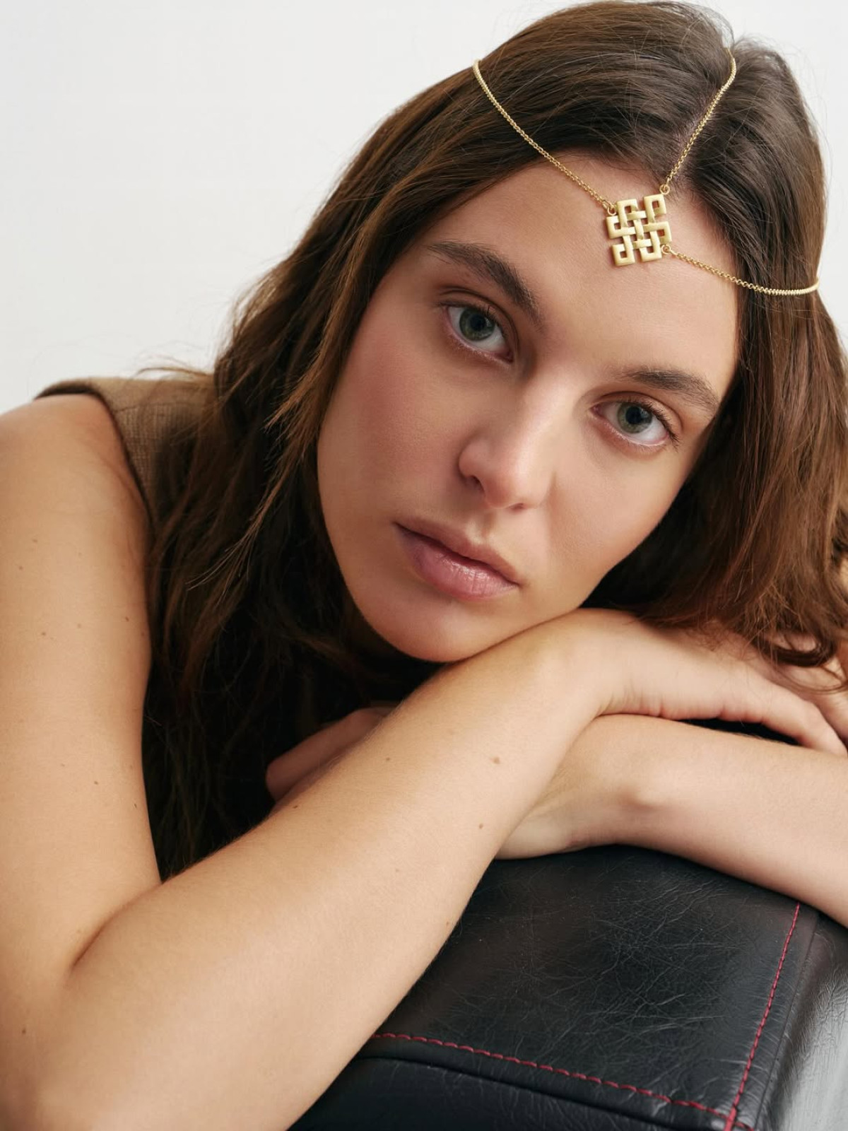 Стильні новорічні аксесуари 2026: актуальні сережки, браслети-теніс, перли та рубіни.
25