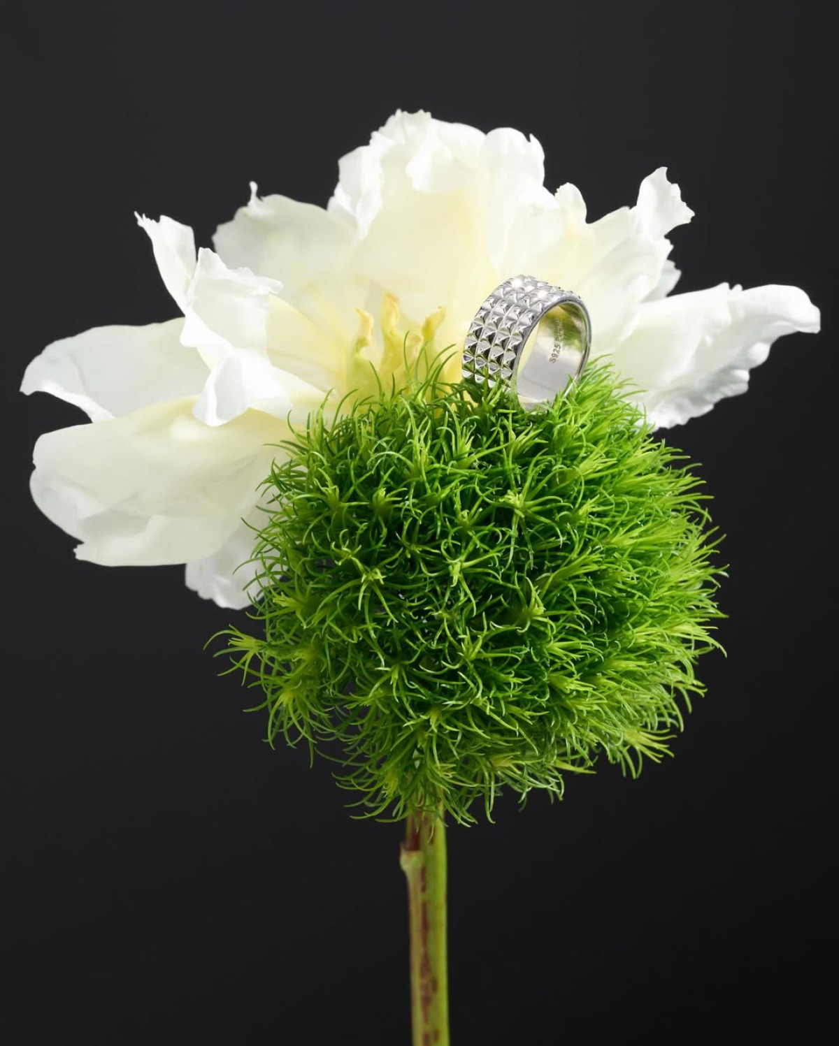 Стильні новорічні аксесуари 2026: актуальні сережки, браслети-теніс, перли та рубіни.
21