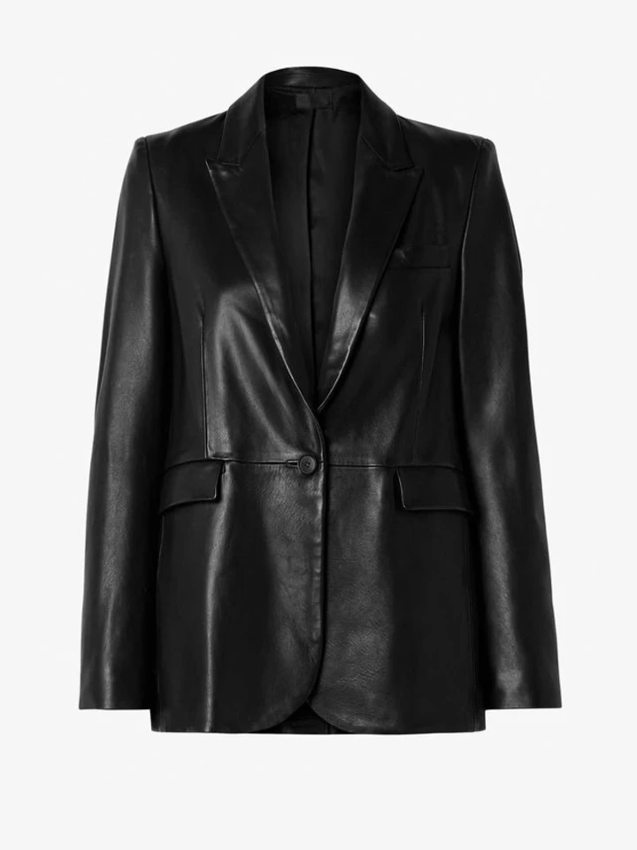 Від косух до об'ємного бомбера: 8 найактуальніших шкіряних курток сезону 2026, які варті уваги
7