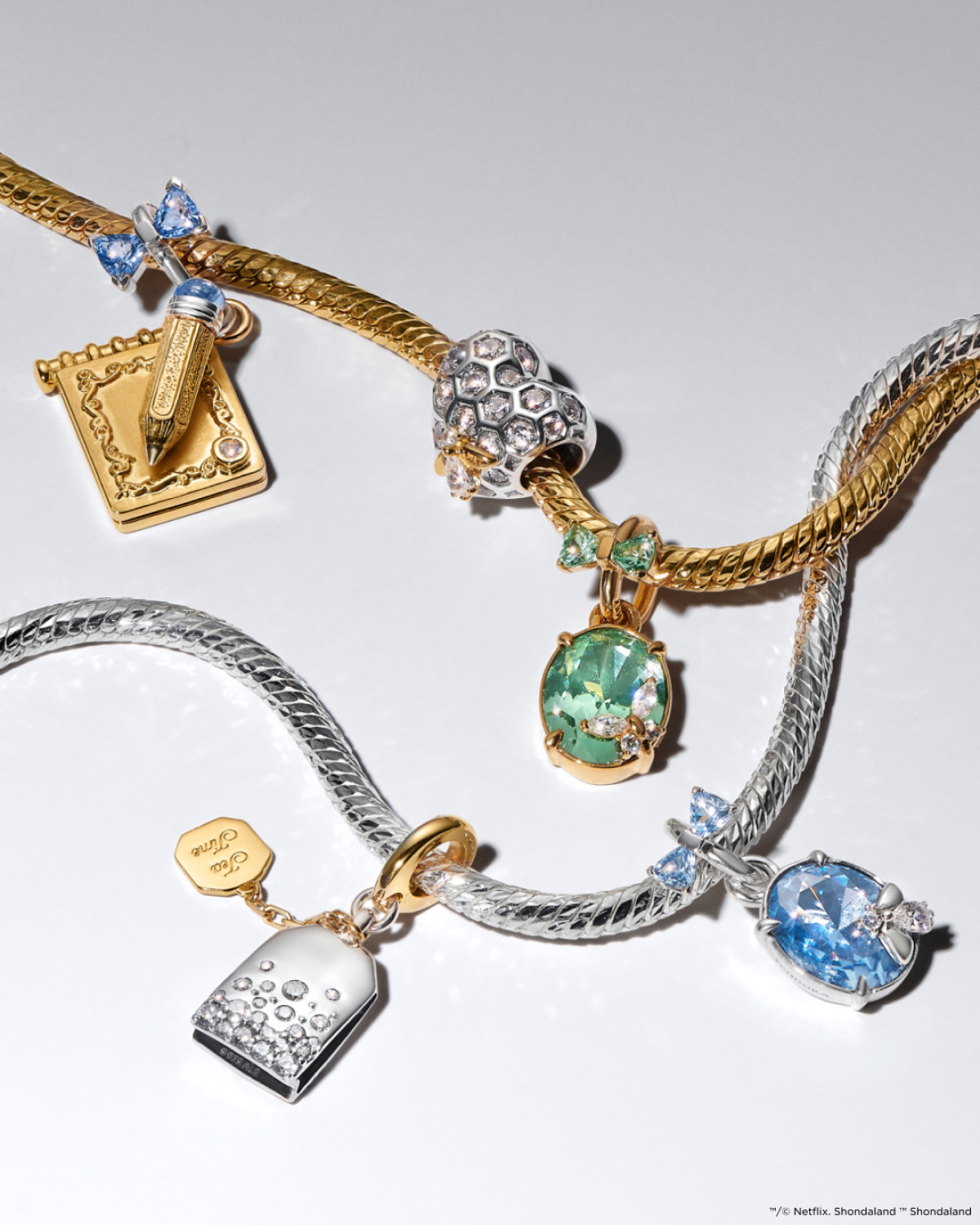 Pandora презентувала коштовну лінію, присвячену серіалу "Бріджертони", сповнену романтики.
3