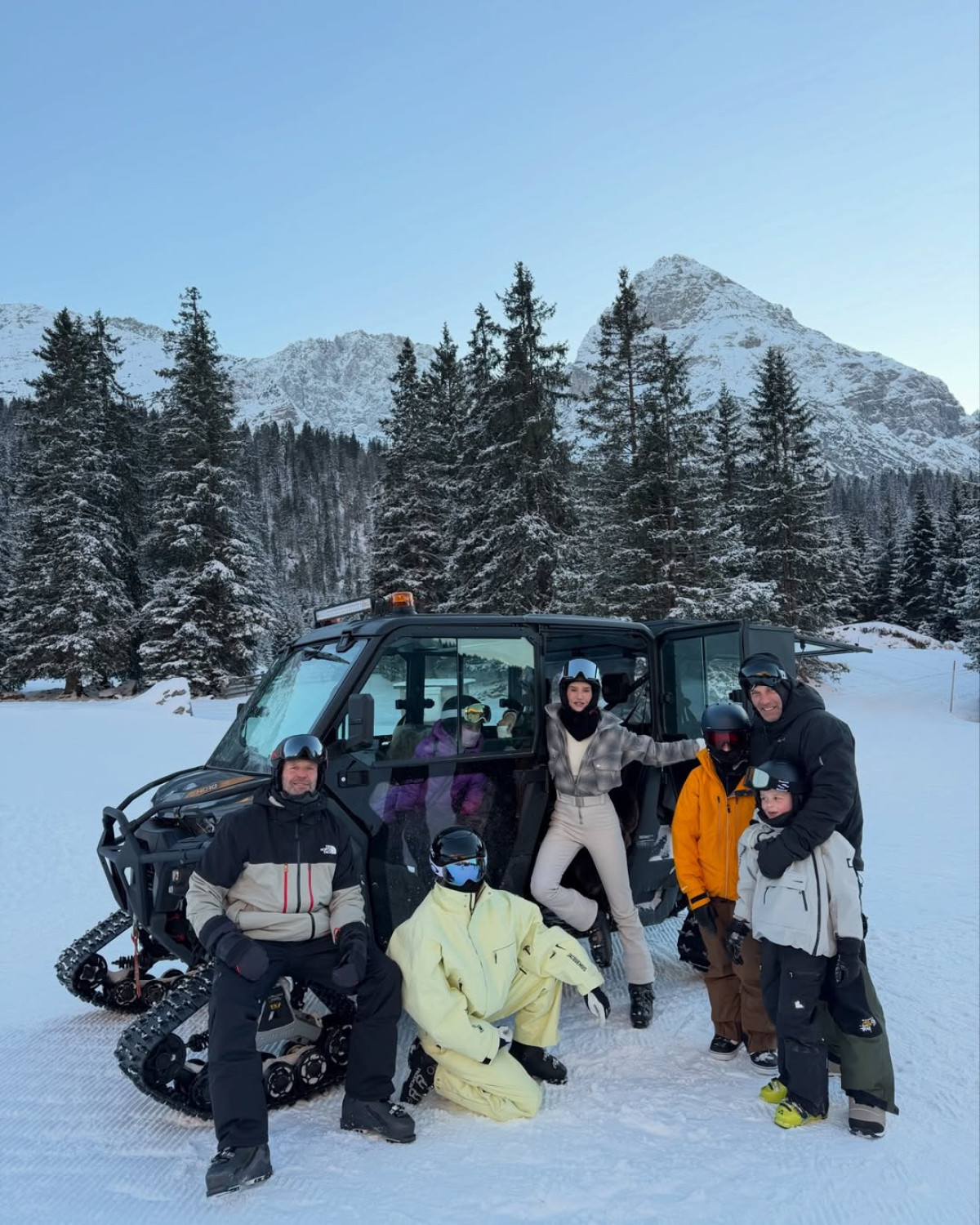 Натхнення від зимового відпочинку Роузі Гантінгтон-Вайтлі: парні образи Стейтемів для гірськолижного курорту
6