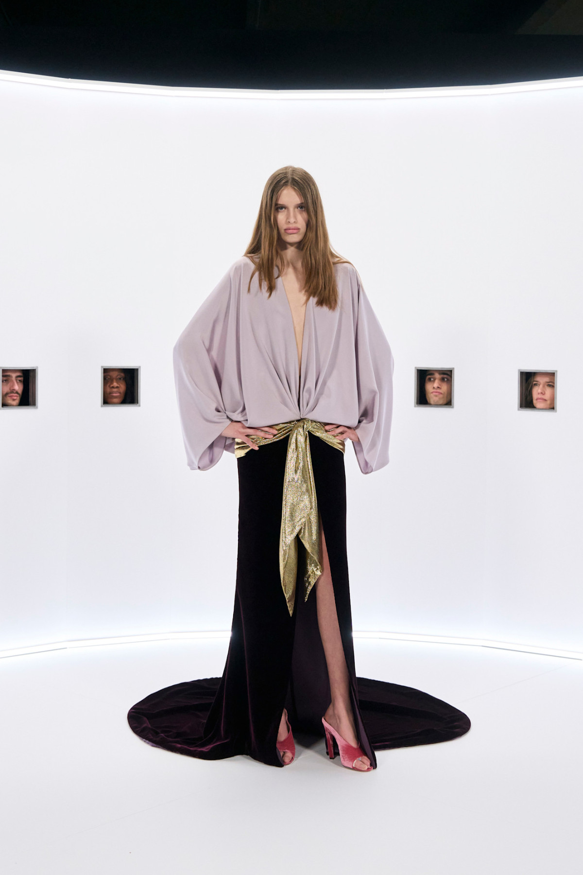 Від вікторіанського стилю до розквіту Голлівуду: перший показ Алессандро Мікеле в Valentino Haute Couture
30