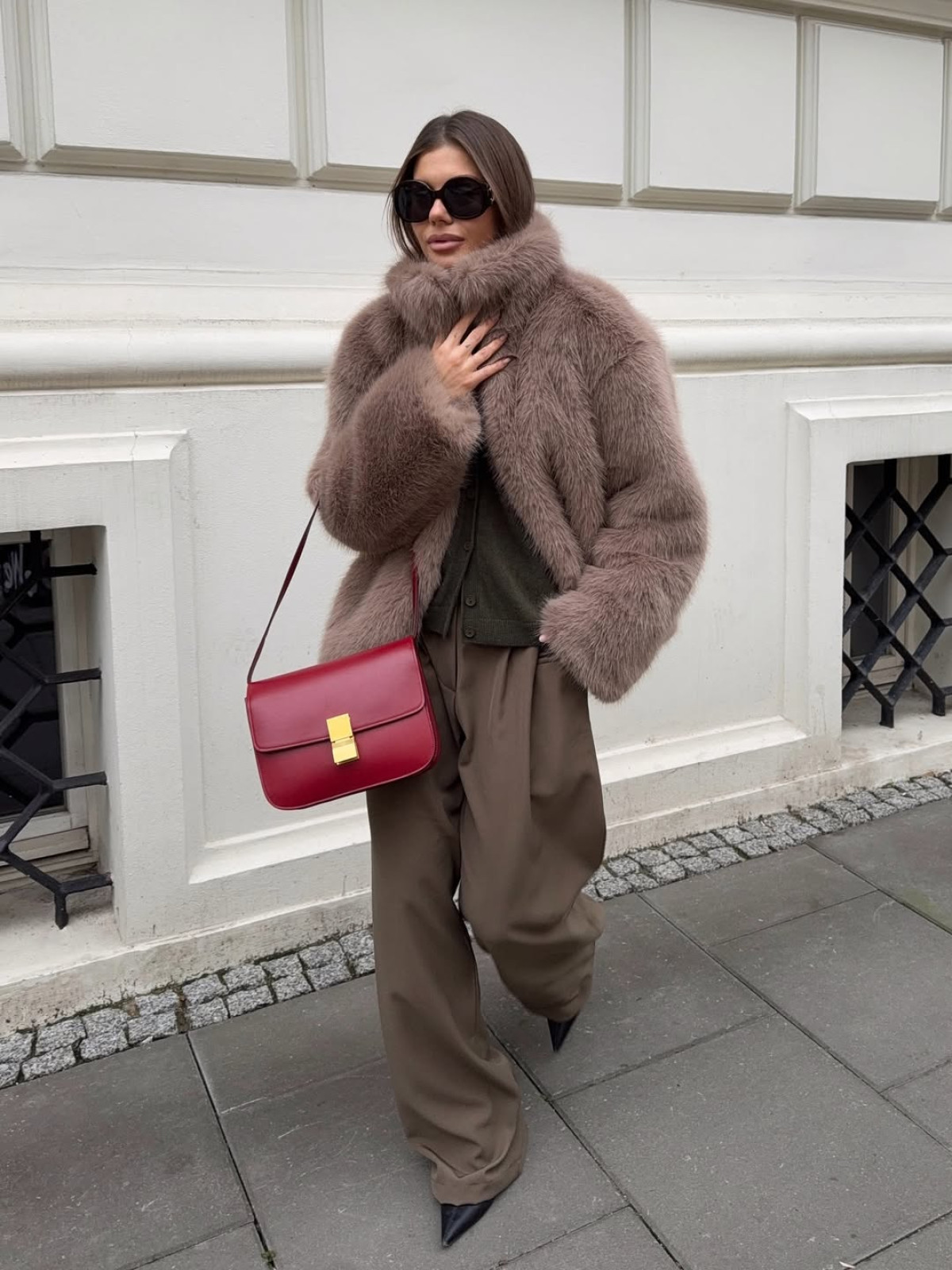 З чим поєднати еко-шубу взимку 2026: 20 стильних луків від модниць
9