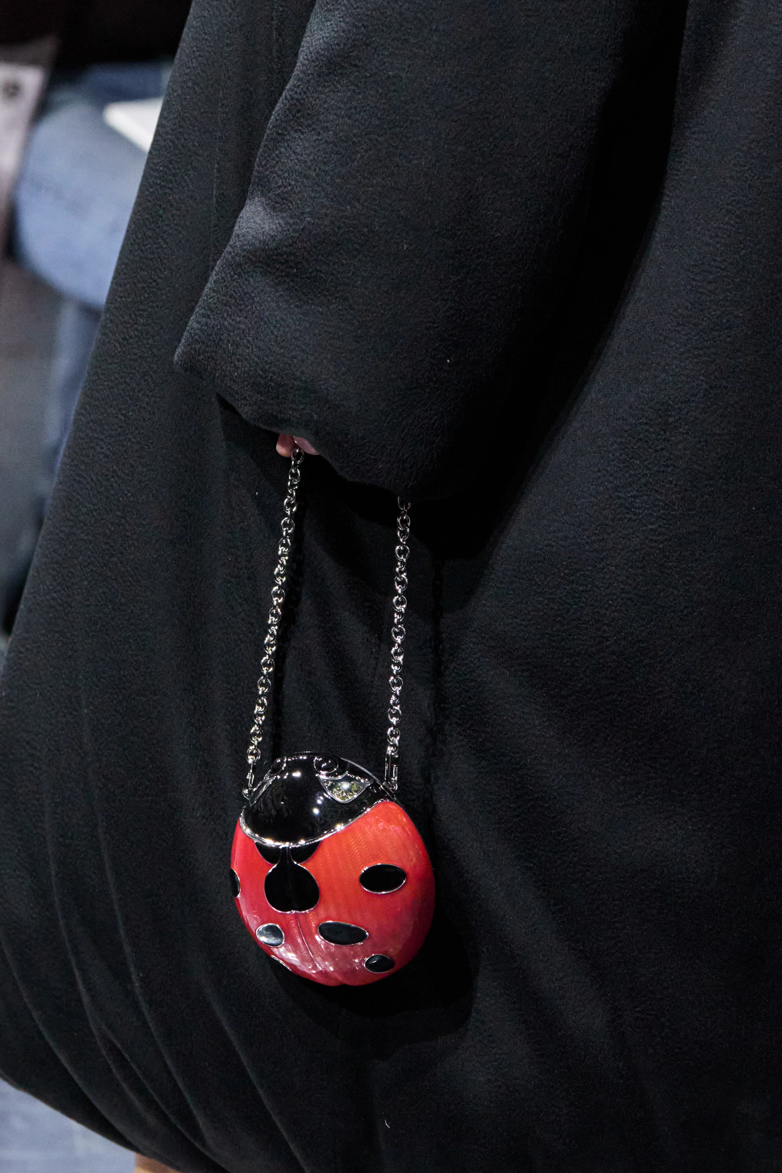 Dior знову популяризує оригінальні сумочки
20