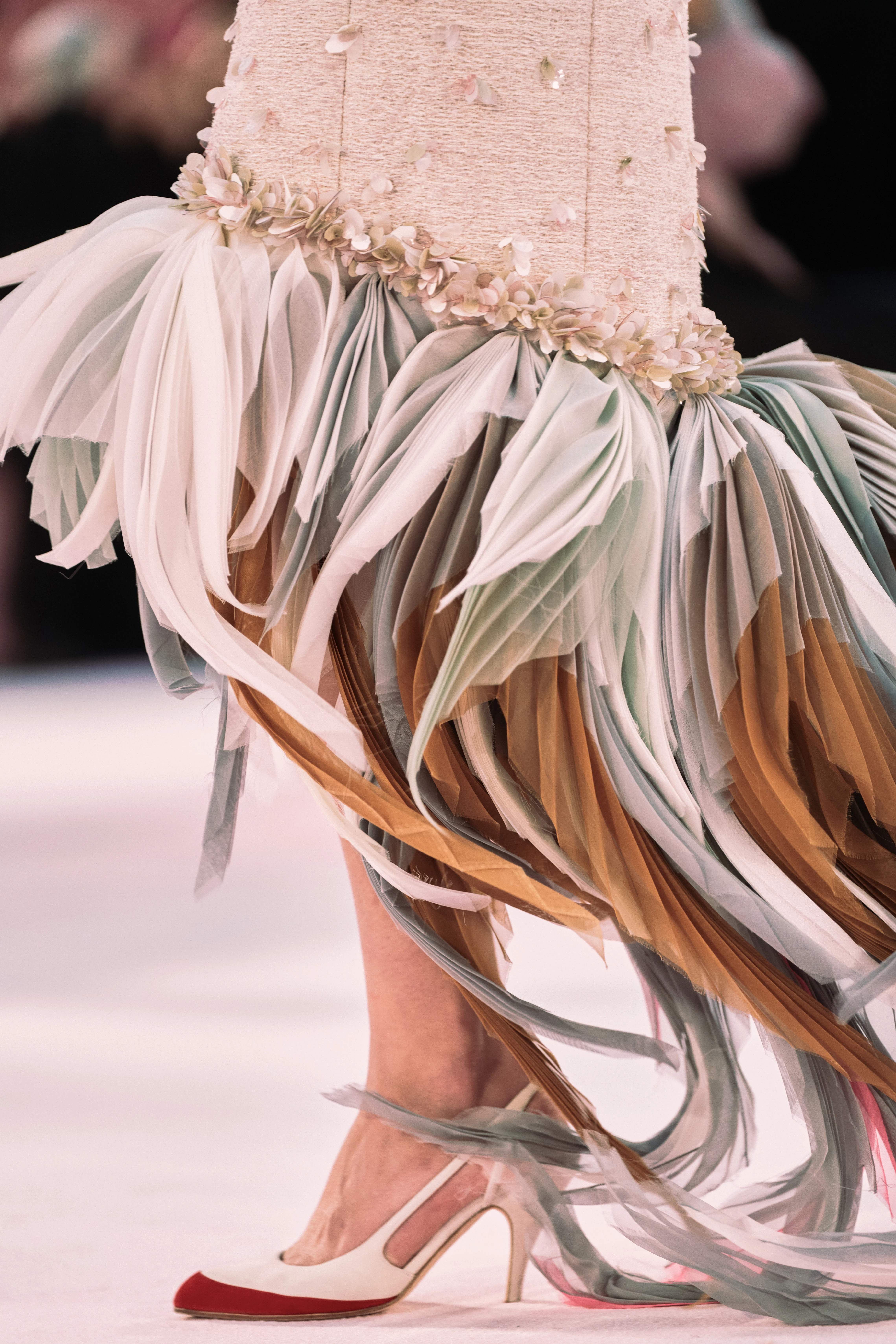 Chanel: Двобарвні черевики, оновлена версія – ідеальне взуття для весняного сезону.
3