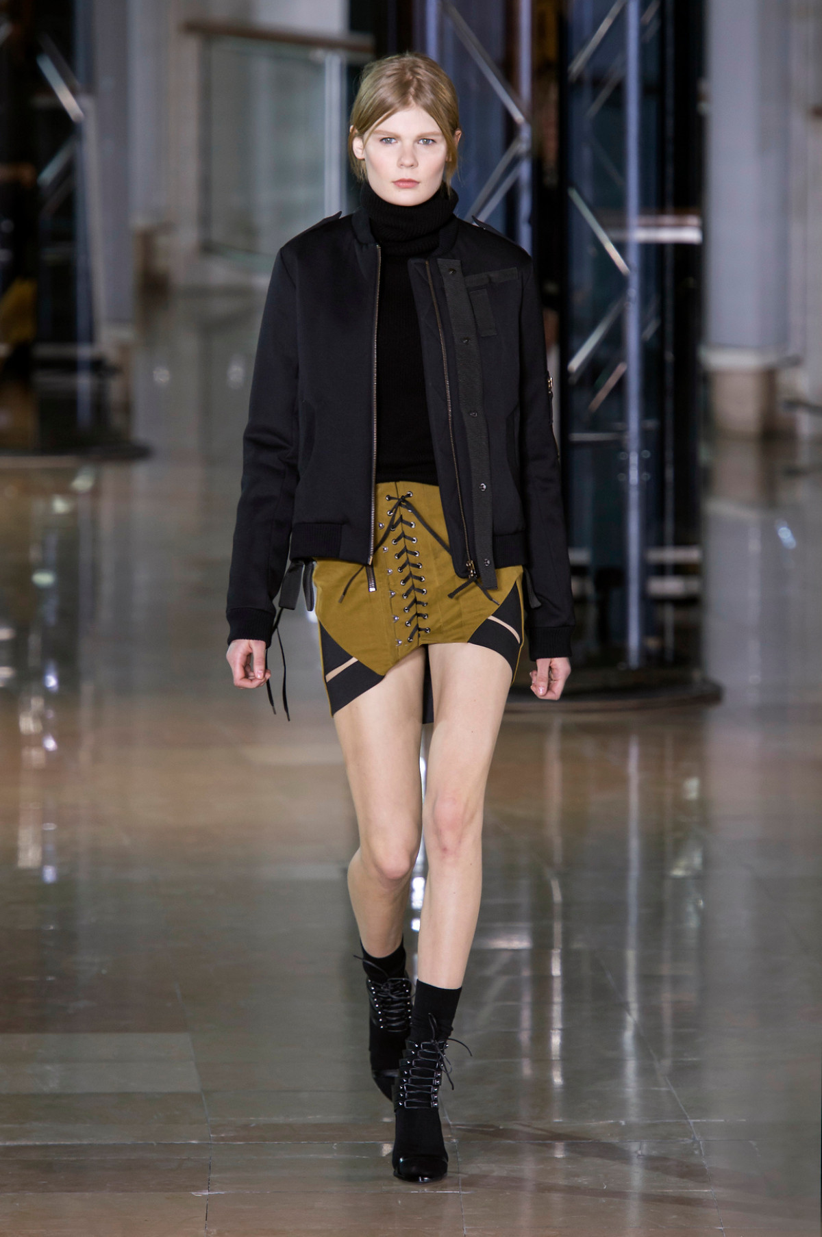 Знову в моді: цей вінтажний елемент стане головним трендом весни.
4