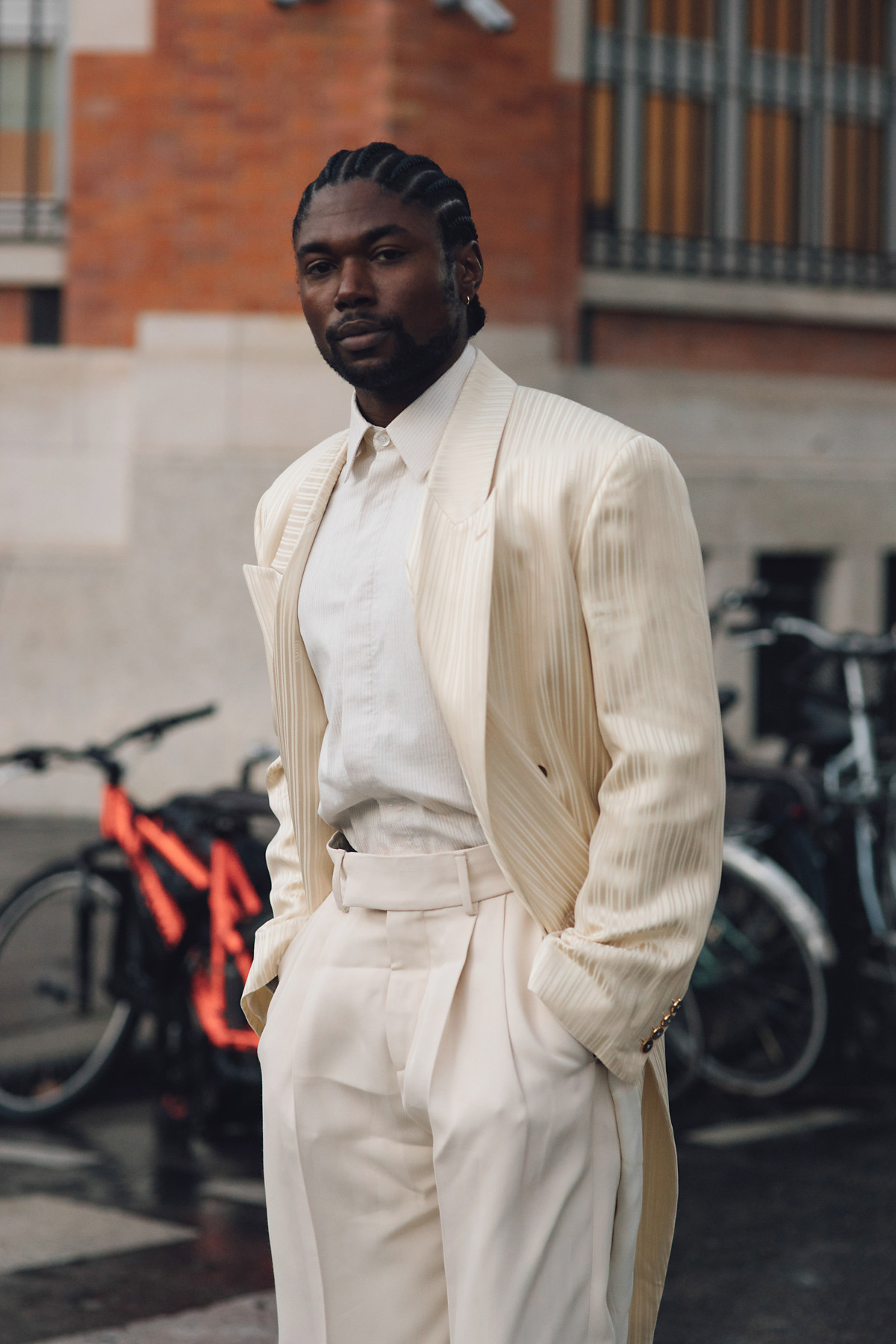 Паризький шик: вуличний стиль наймодніших чоловіків для вашого натхнення
25