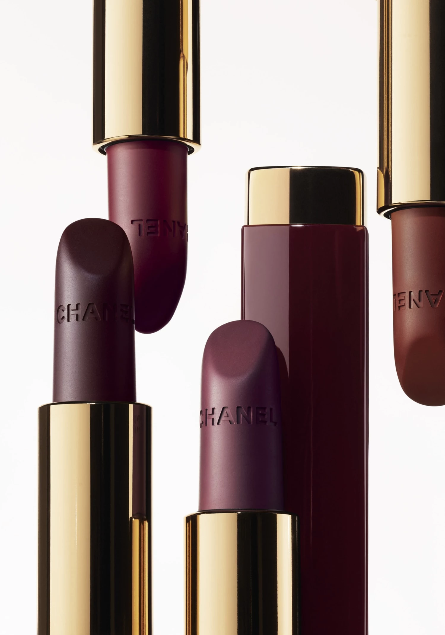 Chanel розкриває Rouge Noir Makeup — нове темне прочитання легендарного кольору.
2