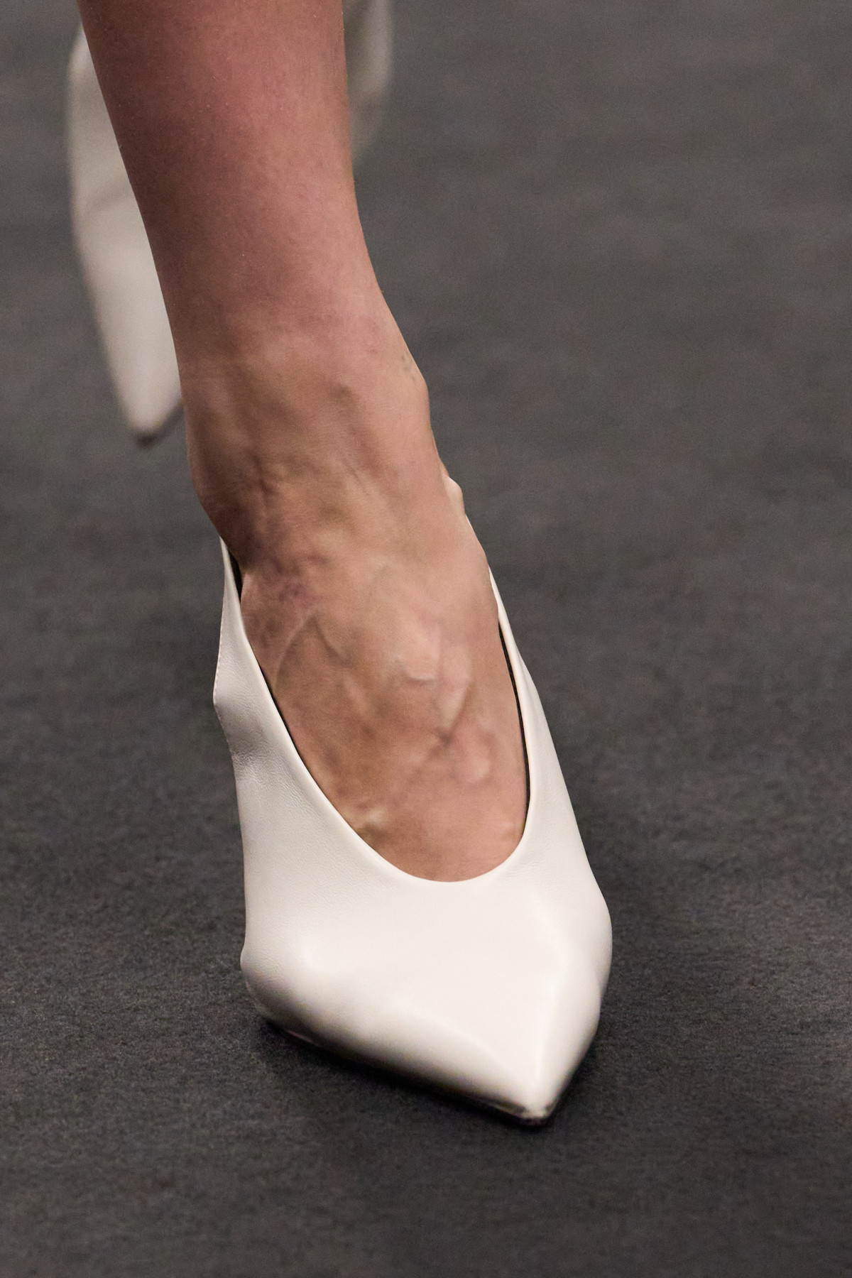 Модне взуття 90-х повертається в топи 2026 року.
6