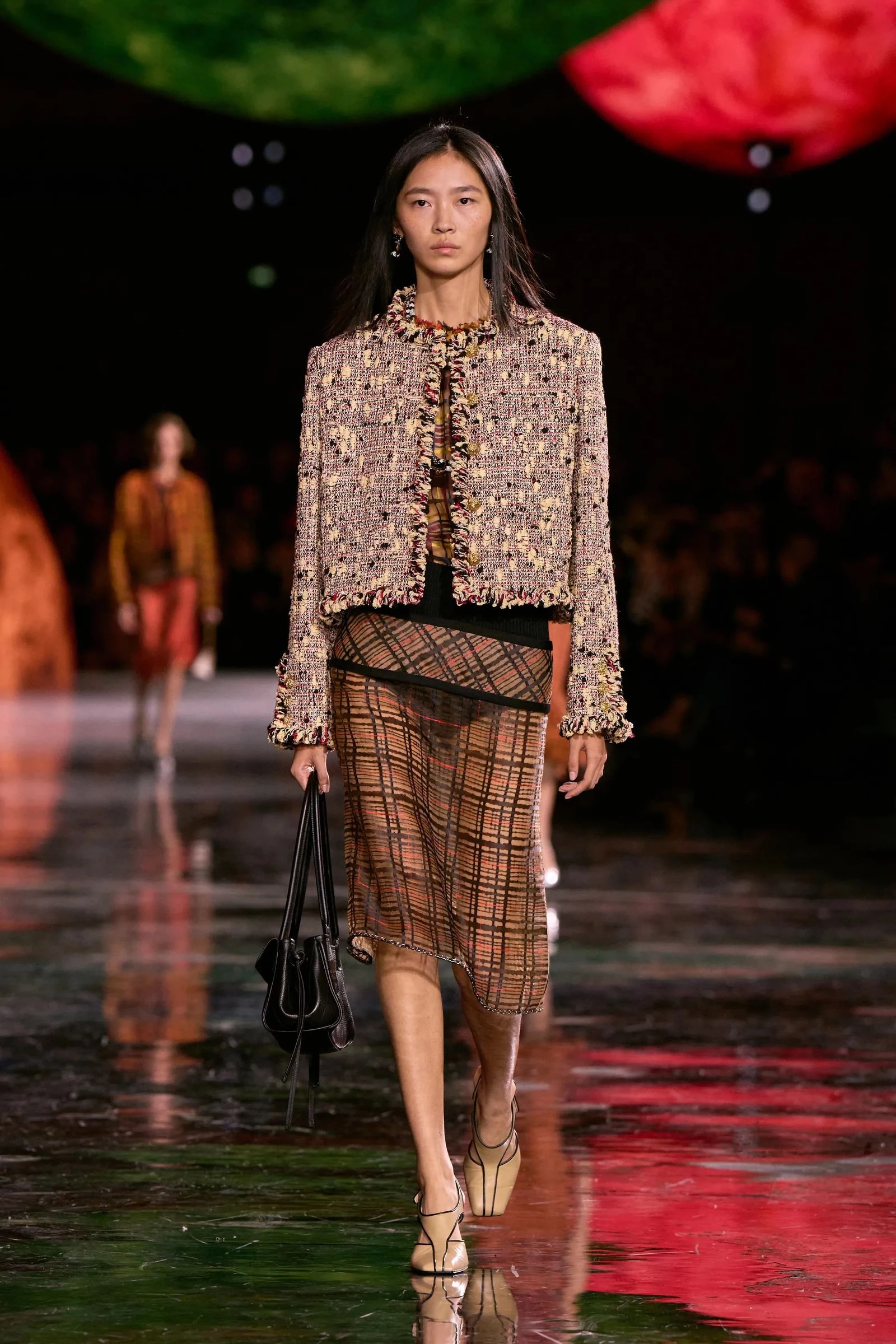 Прозора slip-спідниця від Chanel – найпопулярніша річ у 2026.
1