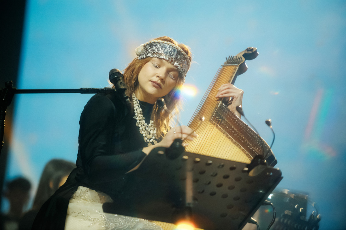 Українські символи та коди в сценічних костюмах Марини Круть на різдвяному шоу
6