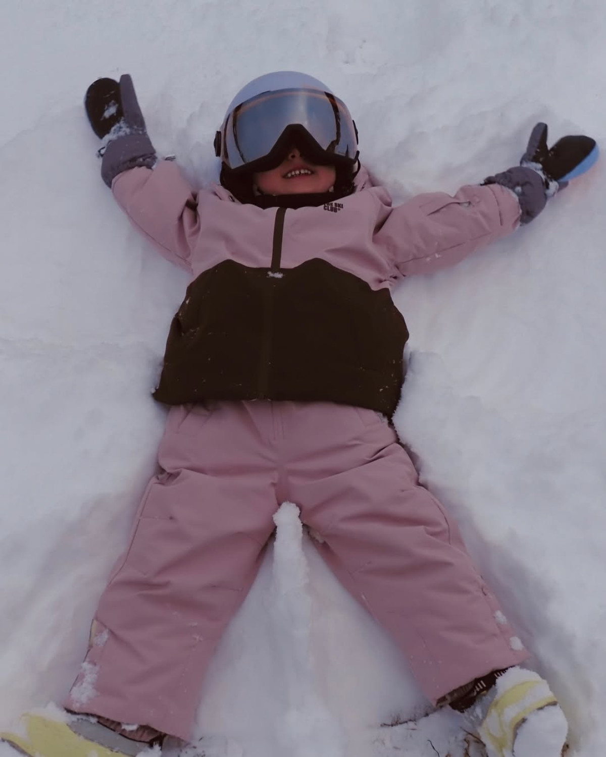 Натхнення від зимового відпочинку Роузі Гантінгтон-Вайтлі: парні образи Стейтемів для гірськолижного курорту
2