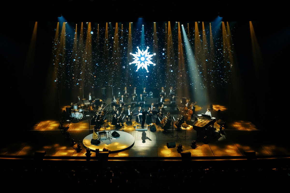 Українські символи та коди в сценічних костюмах Марини Круть на різдвяному шоу
0