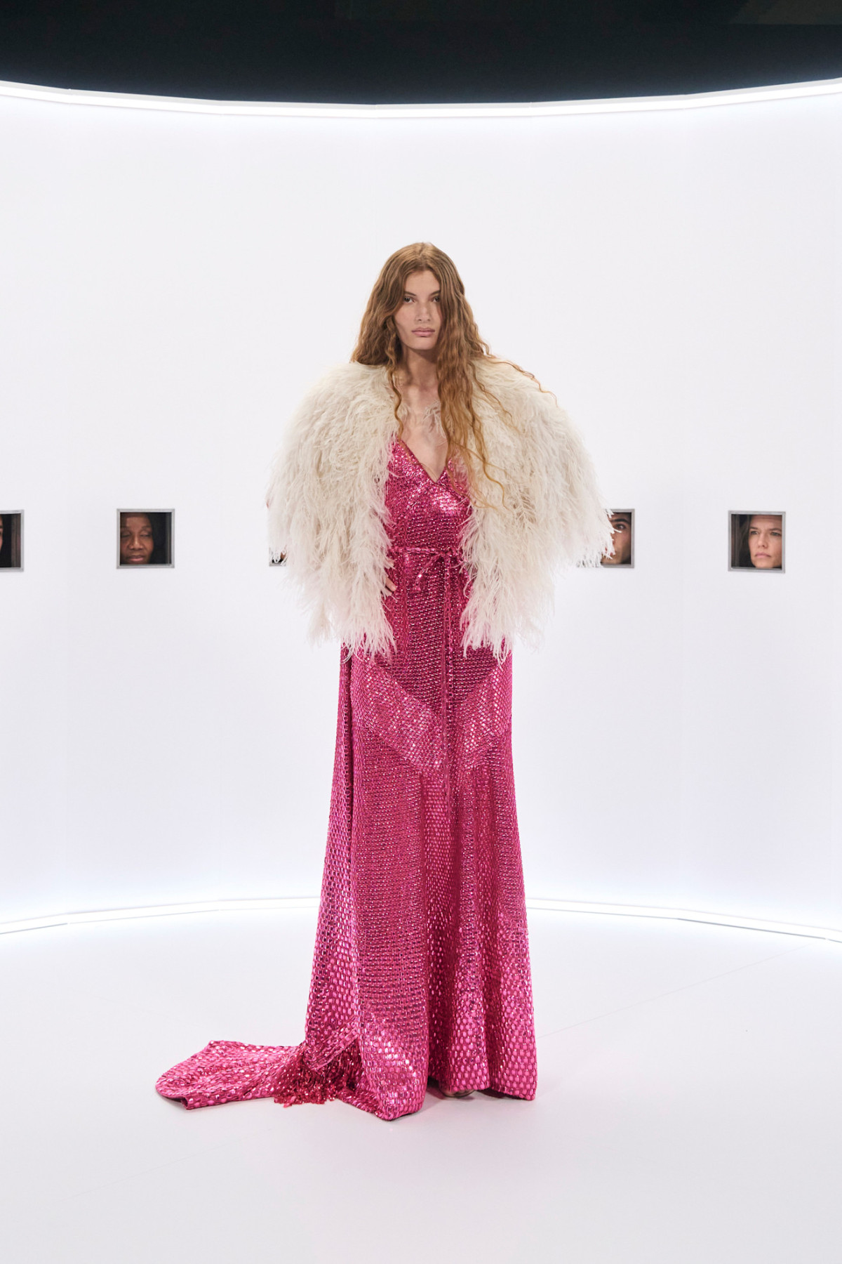 Від вікторіанського стилю до розквіту Голлівуду: перший показ Алессандро Мікеле в Valentino Haute Couture
31