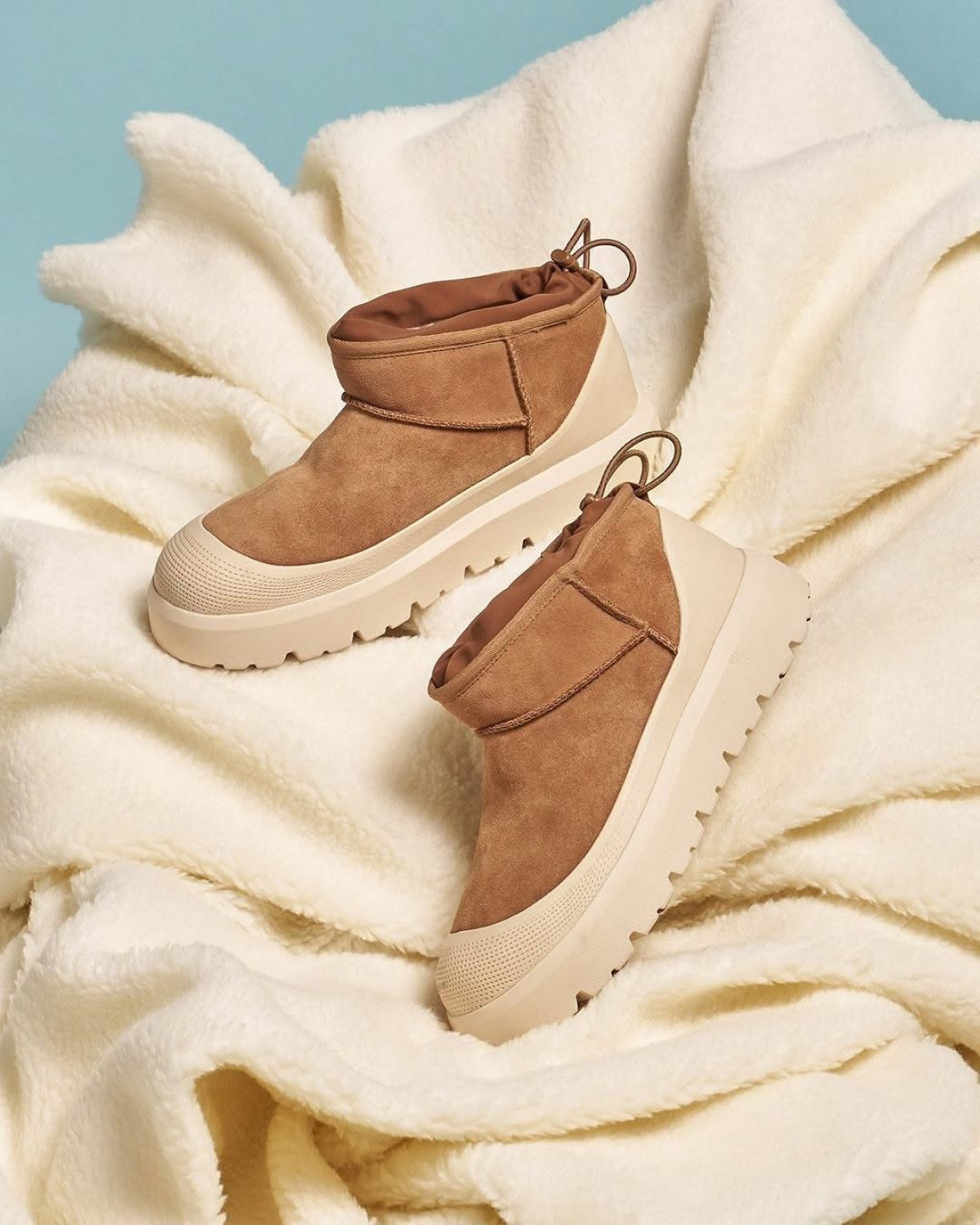 Зимова колекція: Стильні, теплі кросівки, уггі та лофери 2026
3