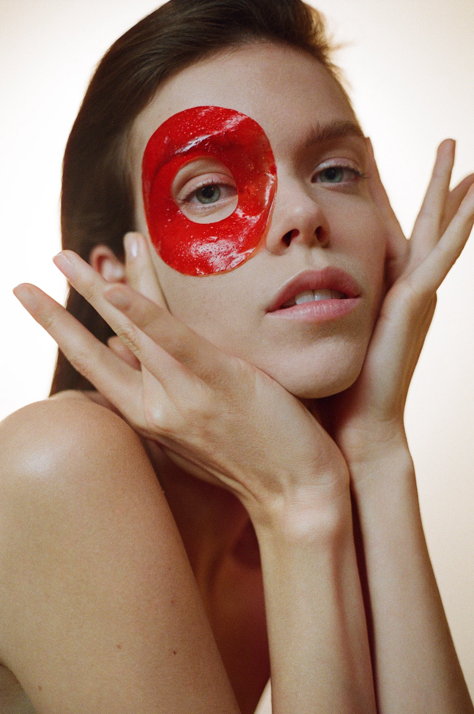 Вірний спосіб застосування патчів під очі
2