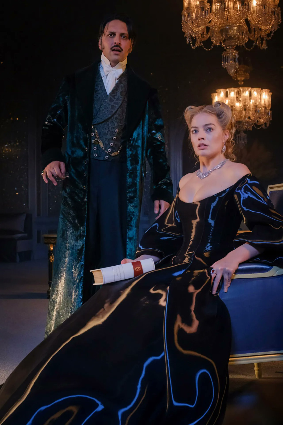 "Грозовий перевал": костюми з Роббі збурили обговорення до виходу фільму.
1