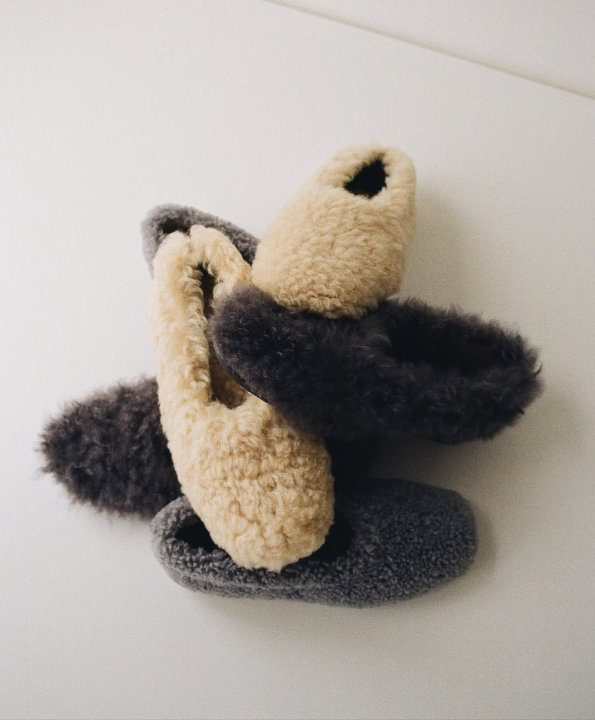 Зимова колекція: Стильні, теплі кросівки, уггі та лофери 2026
10