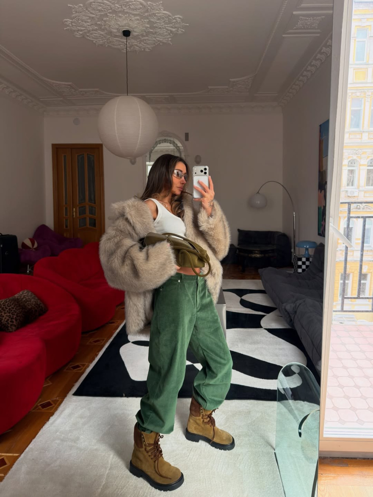 З чим поєднати еко-шубу взимку 2026: 20 стильних луків від модниць
17