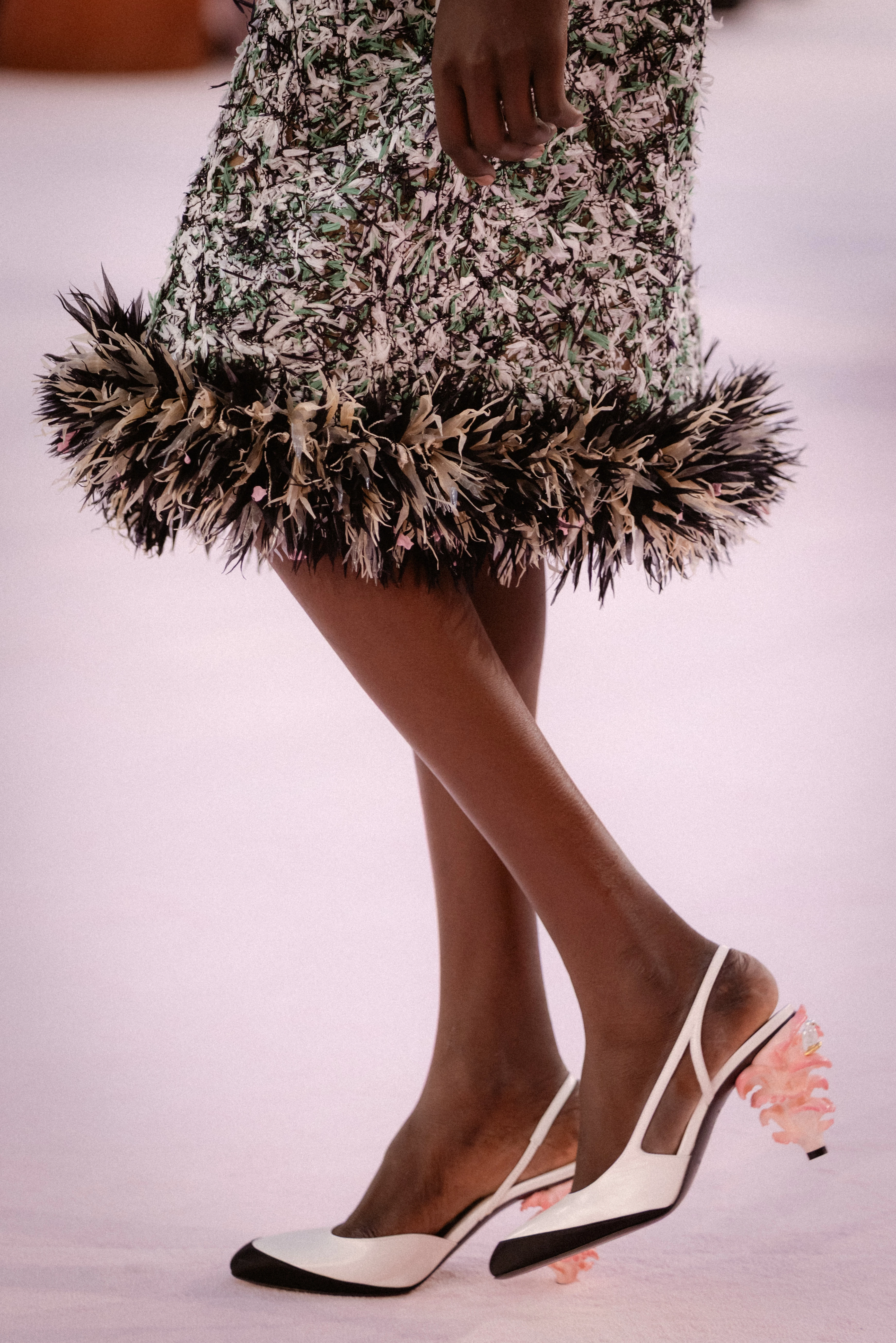 Chanel: Двобарвні черевики, оновлена версія – ідеальне взуття для весняного сезону.
6