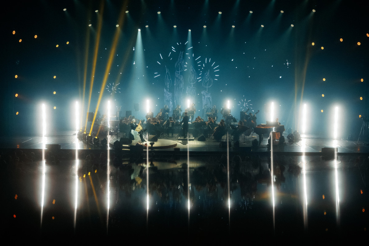 Українські символи та коди в сценічних костюмах Марини Круть на різдвяному шоу
7