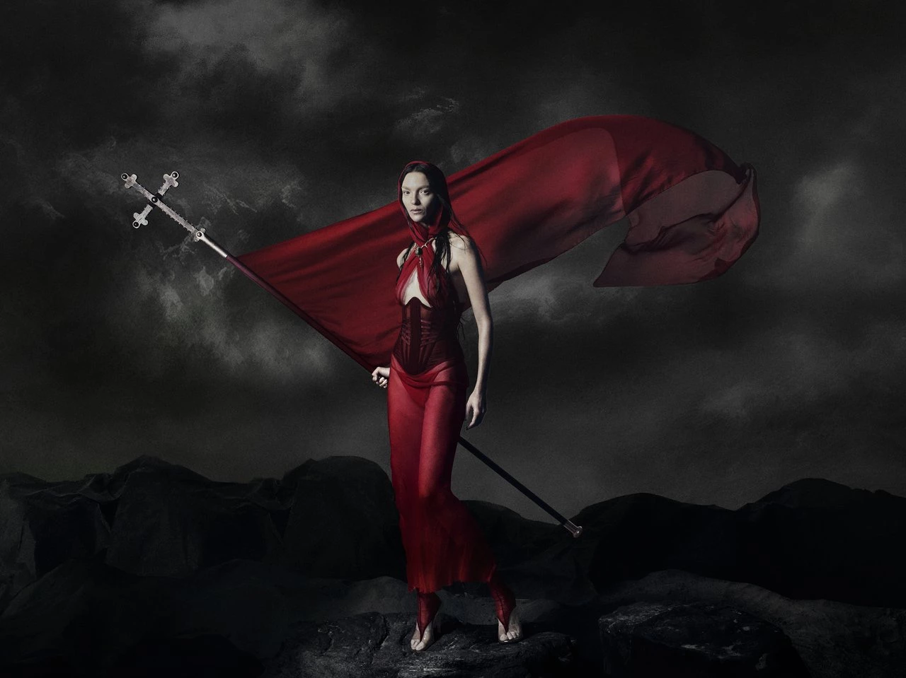 Кампанія Dilara Findikoglu для сезону осінь-зима 2024/2025 поєднала класичну фотографію з AI-мистецтвом1