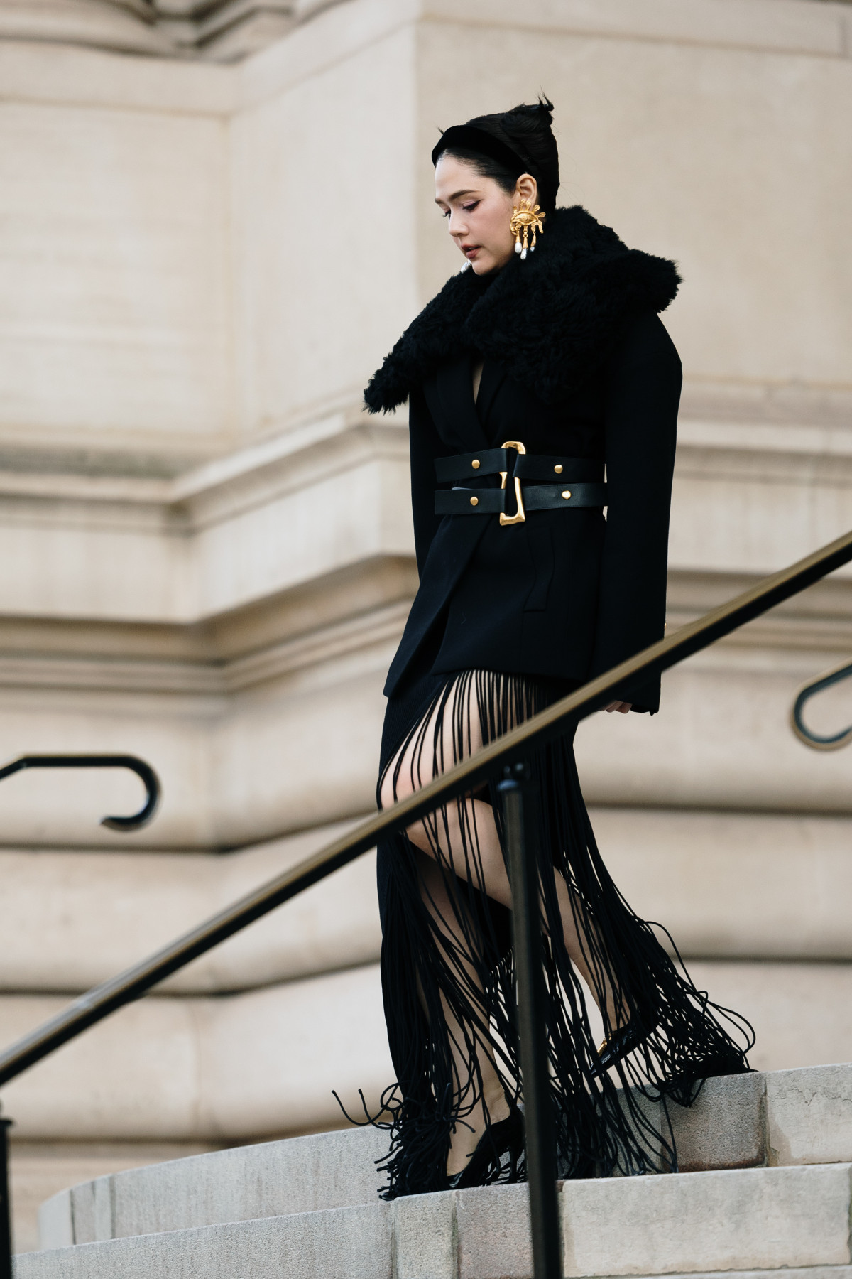 Сяюча Мур в леопарді та Тейлор у прозорій сітці: вбрання на показі Schiaparelli Haute Couture
8