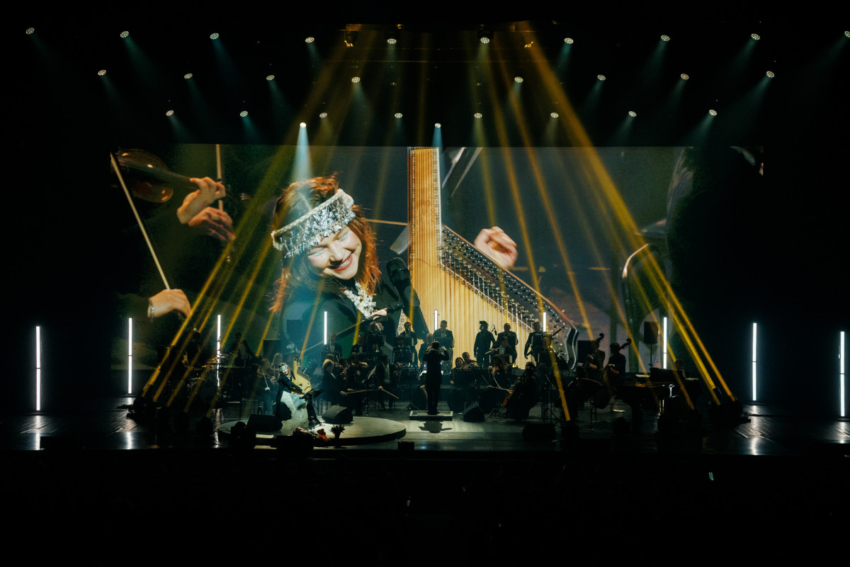 Українські символи та коди в сценічних костюмах Марини Круть на різдвяному шоу
1