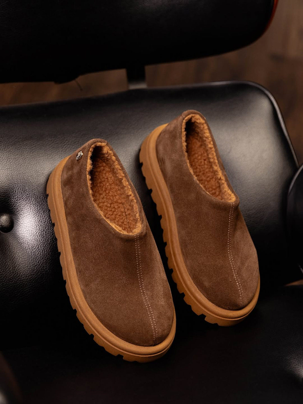 Зимова колекція: Стильні, теплі кросівки, уггі та лофери 2026
4