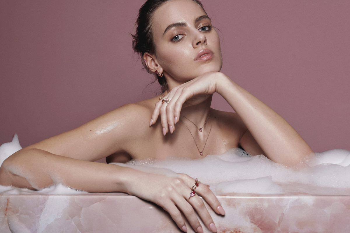 SOVA LOVERS: ювелірні вироби з синтетичними сапфірами у двох кольорах кохання
5