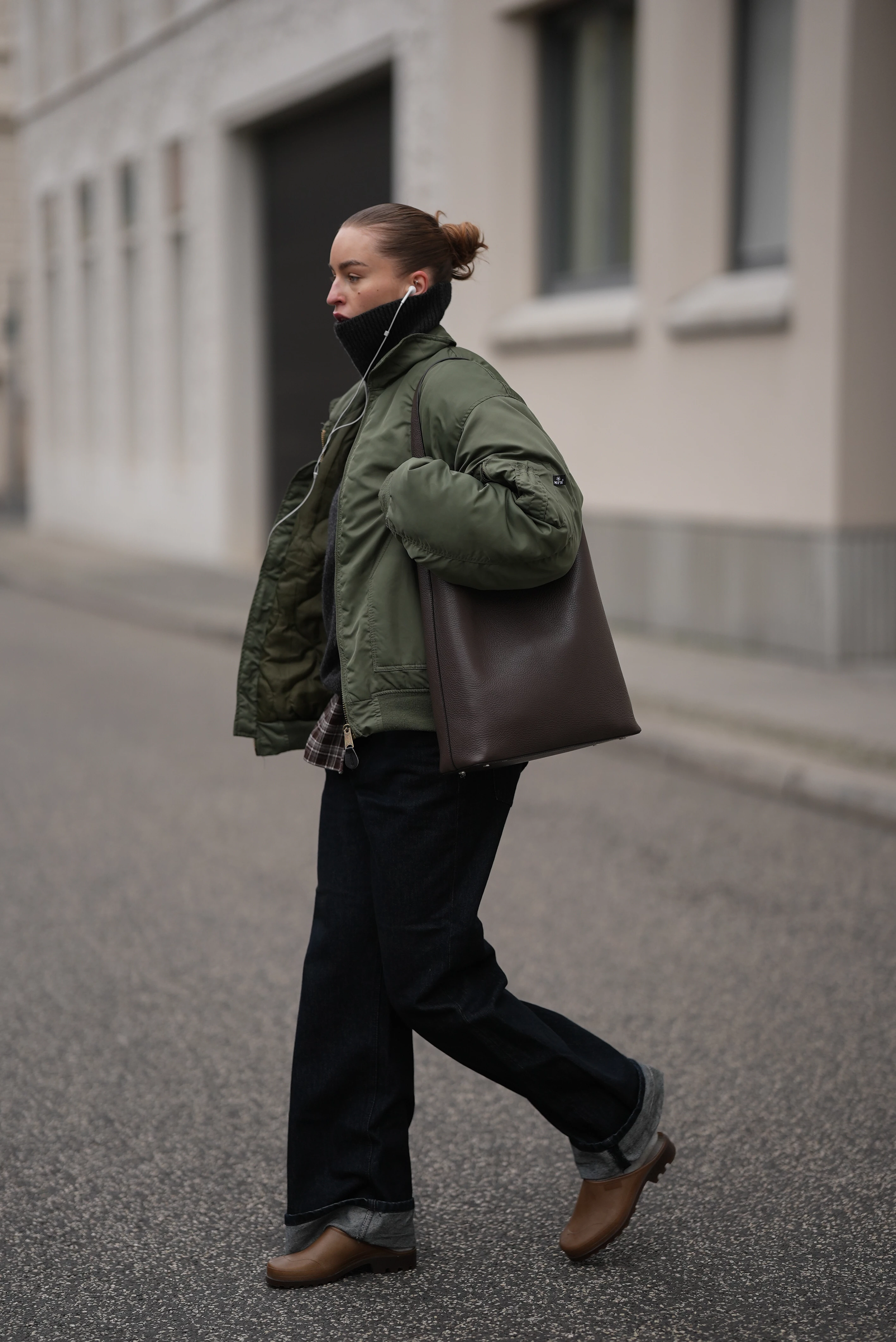 Мюлі та клоги — несподівано чудове зимове взуття (якщо снігу не надто багато).
1