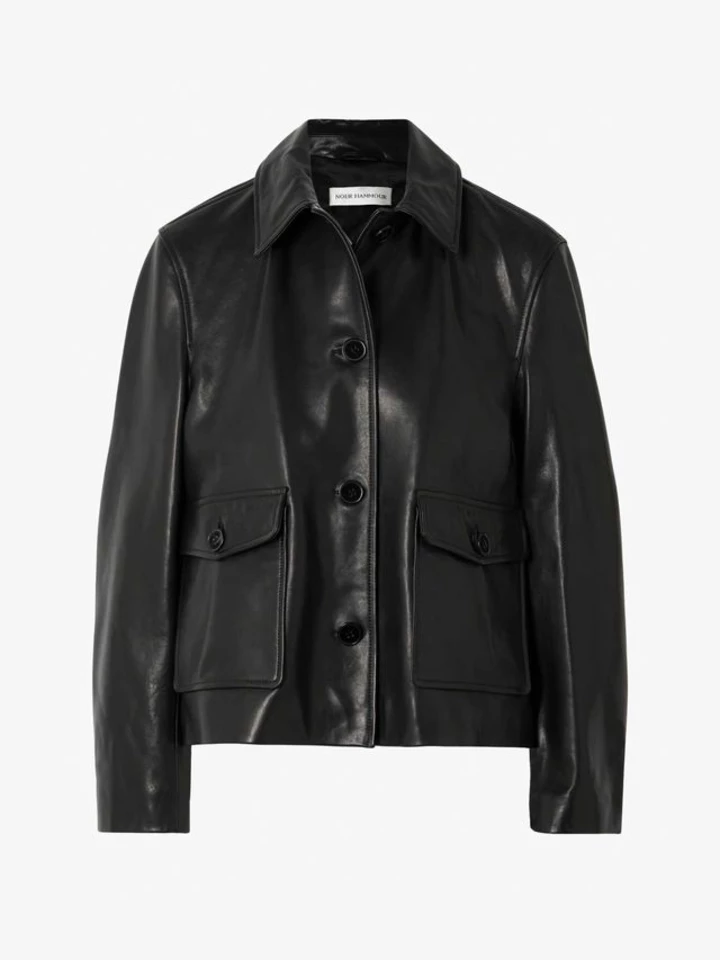 Від косух до об'ємного бомбера: 8 найактуальніших шкіряних курток сезону 2026, які варті уваги
4