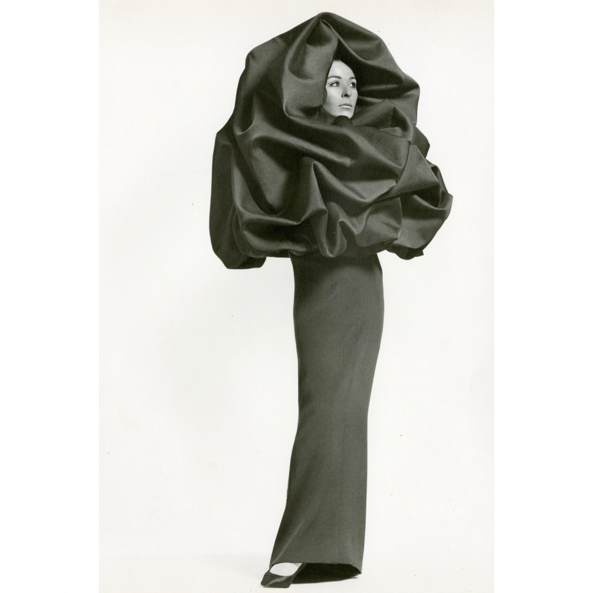 Крістобаль Баленсіага: Зміна обличчя високої моди геніальним дизайнером
8