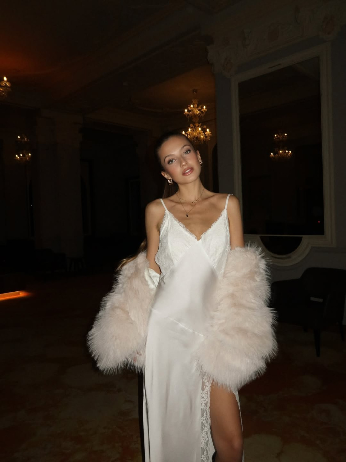 З чим поєднати еко-шубу взимку 2026: 20 стильних луків від модниць
16