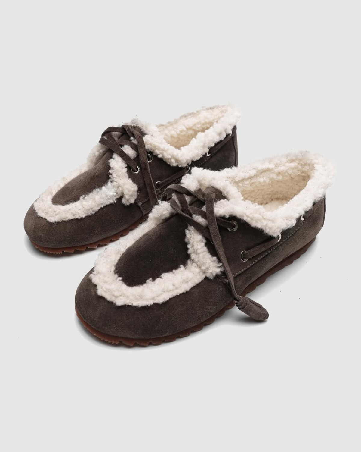 Зимова колекція: Стильні, теплі кросівки, уггі та лофери 2026
5