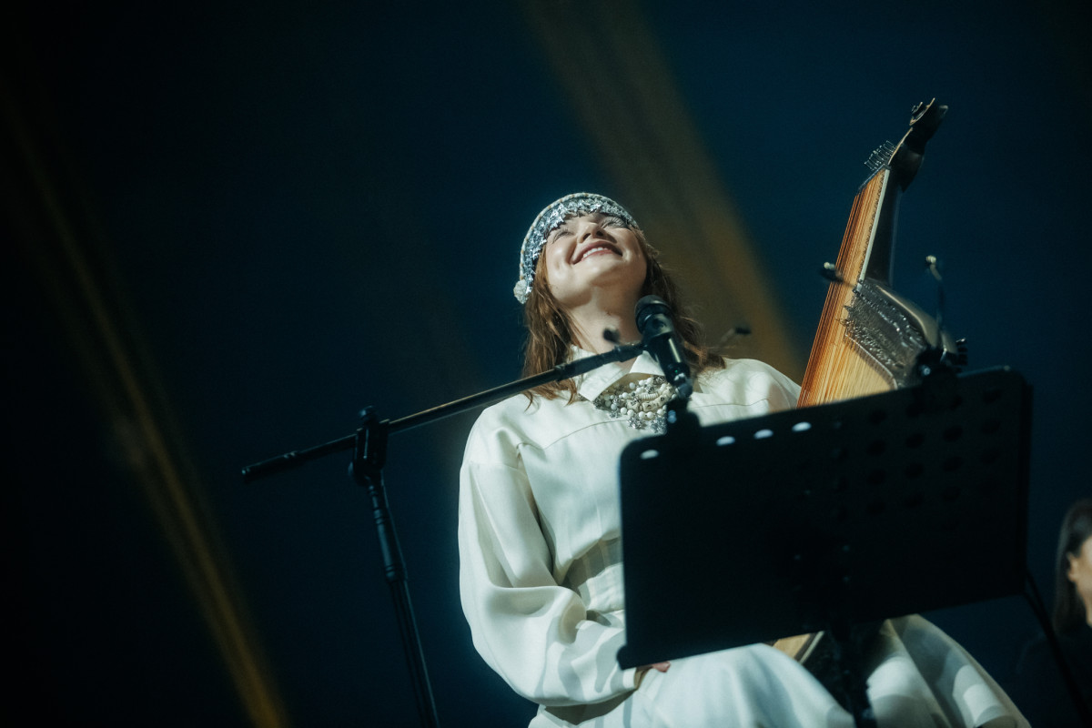 Українські символи та коди в сценічних костюмах Марини Круть на різдвяному шоу
10