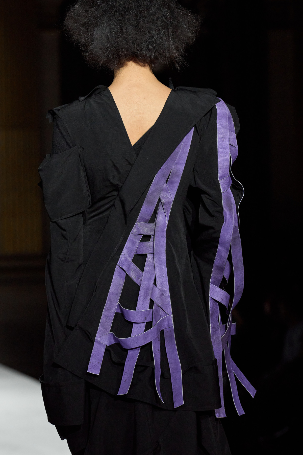 Одяг навпаки: найскандальніша тенденція, що підкорить моду у 2026.
5