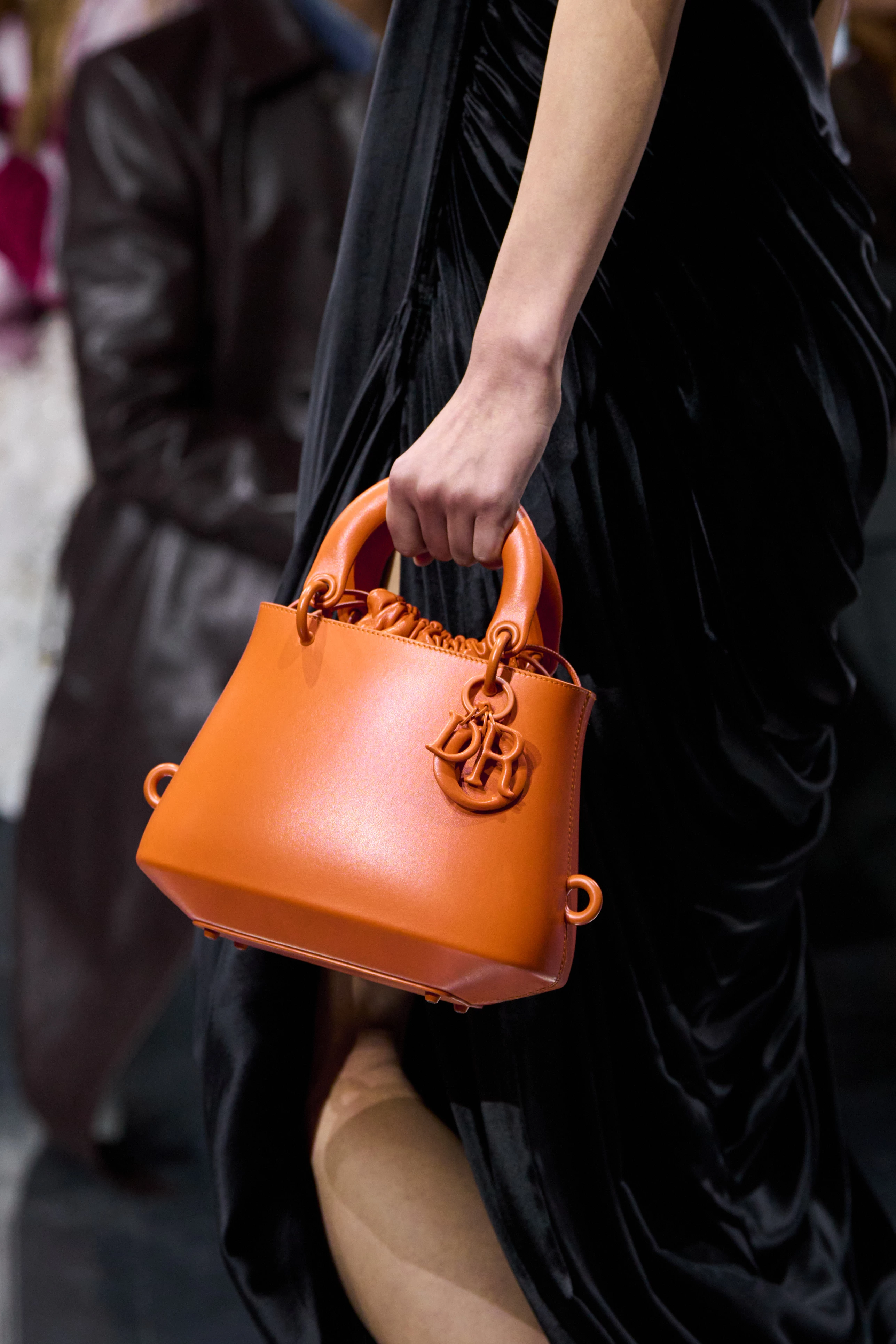 Dior знову популяризує оригінальні сумочки
2