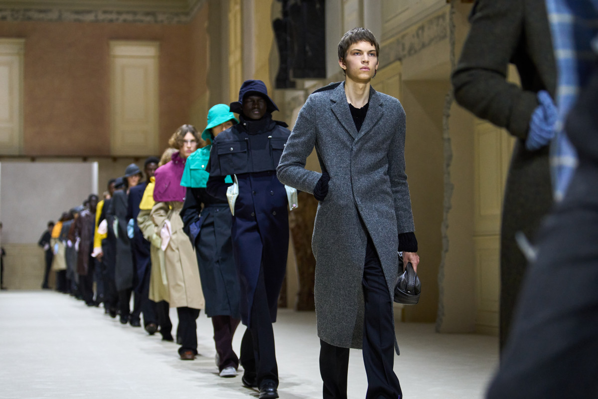 "Раніше та потім": розвиток чоловічого стилю в осінньо-зимовій колекції Prada 2026/27.
0