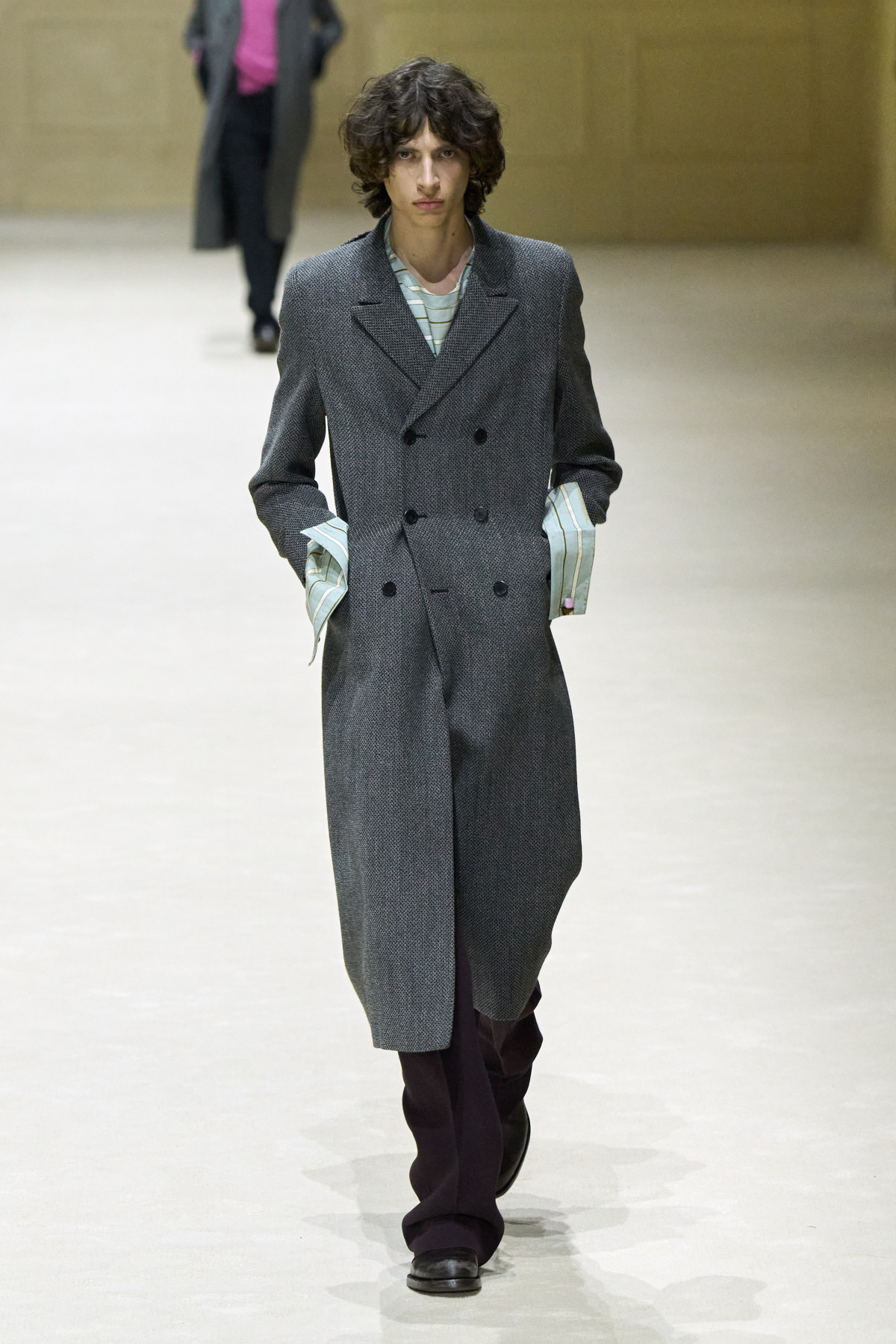 "Раніше та потім": розвиток чоловічого стилю в осінньо-зимовій колекції Prada 2026/27.
3