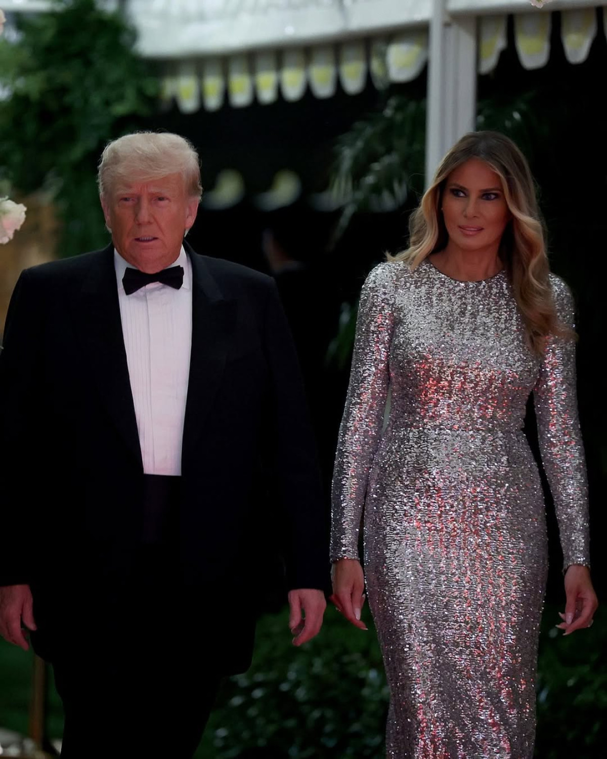 Блискуча срібна сукня Меланії Трамп: святковий і щоденний шик.
3