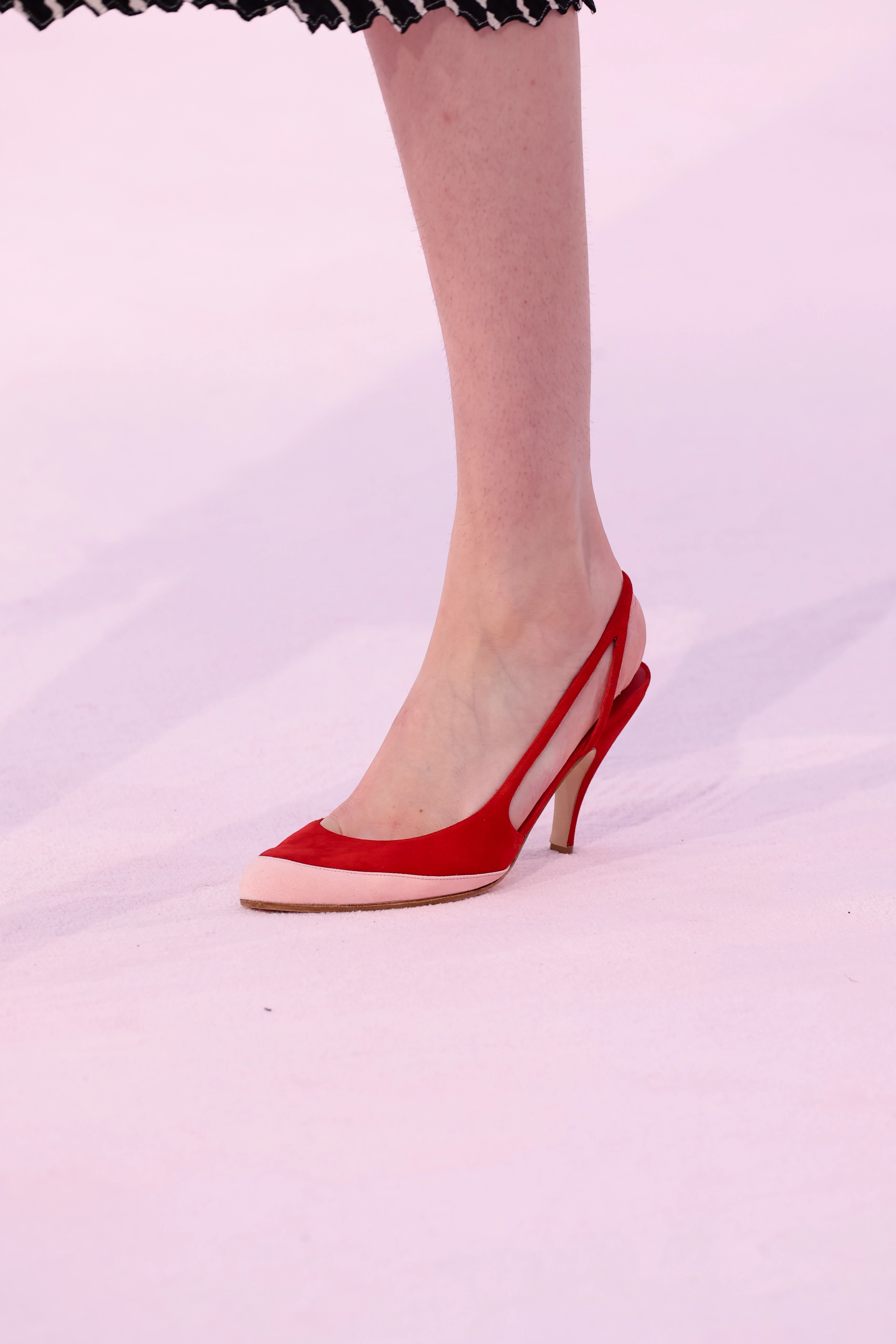 Chanel: Двобарвні черевики, оновлена версія – ідеальне взуття для весняного сезону.
8