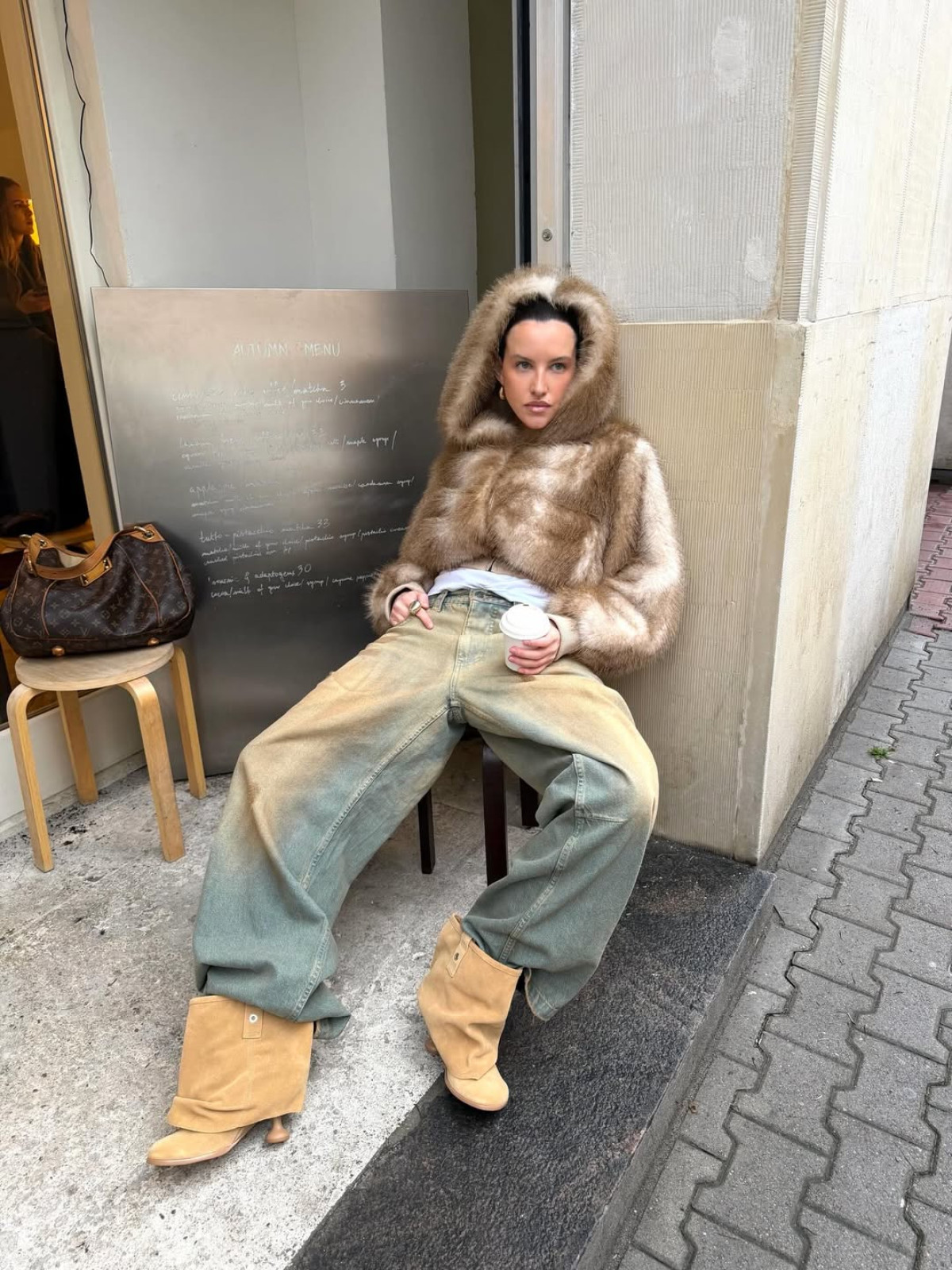 З чим поєднати еко-шубу взимку 2026: 20 стильних луків від модниць
4